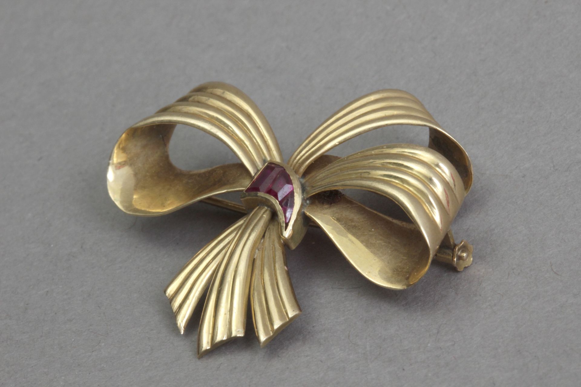 A first half of 20th century rubis and 18k. yellow gold brooch