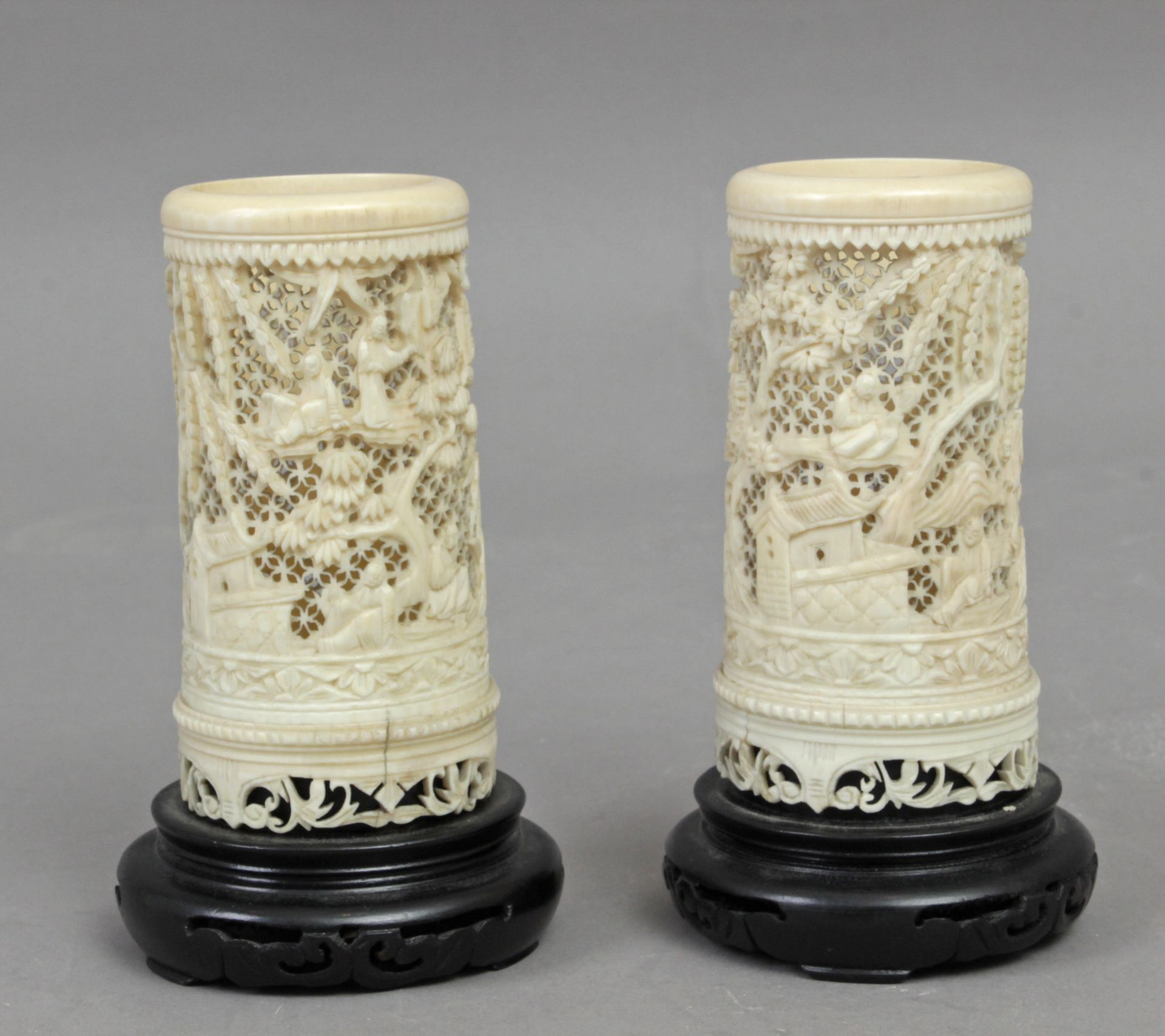 A pair of Canton ivory brush pots circa 1900 - Bild 3 aus 3