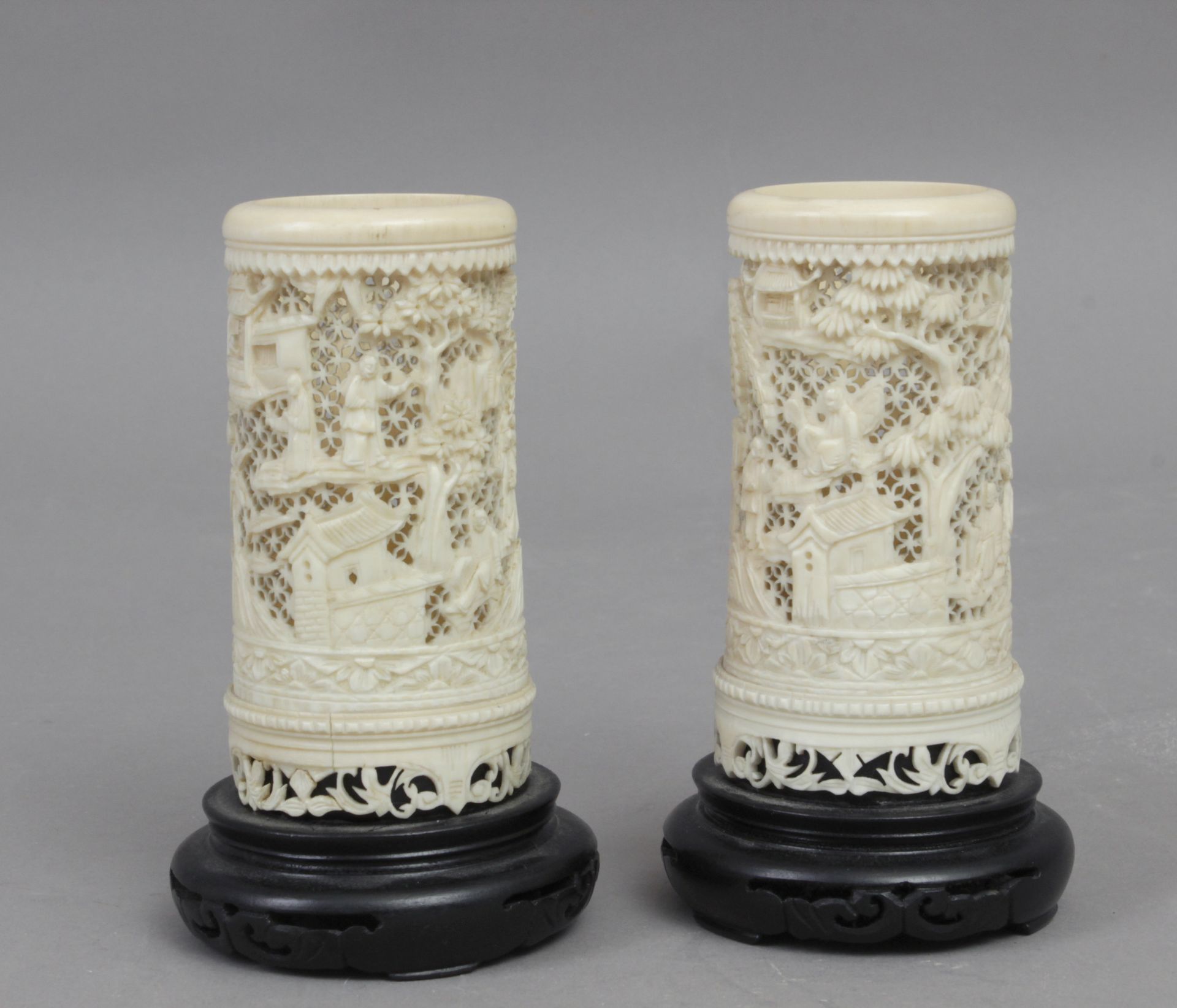 A pair of Canton ivory brush pots circa 1900 - Bild 2 aus 3