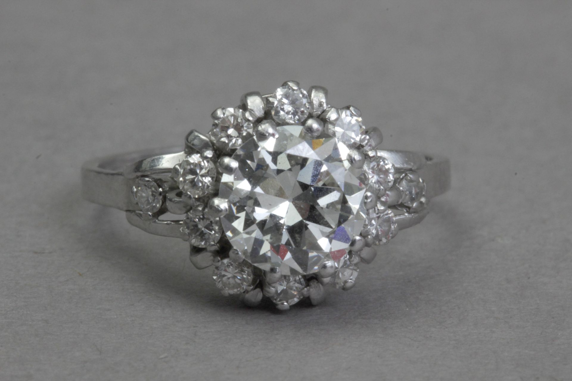 A cluster dimond ring circa 1940 with a 2,25 ct. diamonds approx. - Bild 2 aus 7