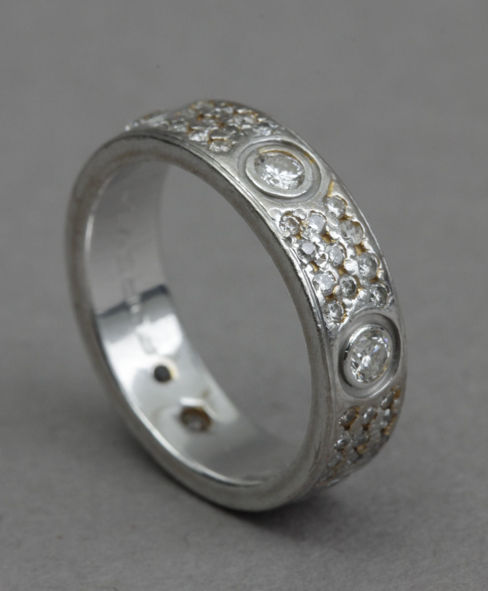 Cartier. Love. Platinum and diamond eternity ring - Bild 2 aus 4