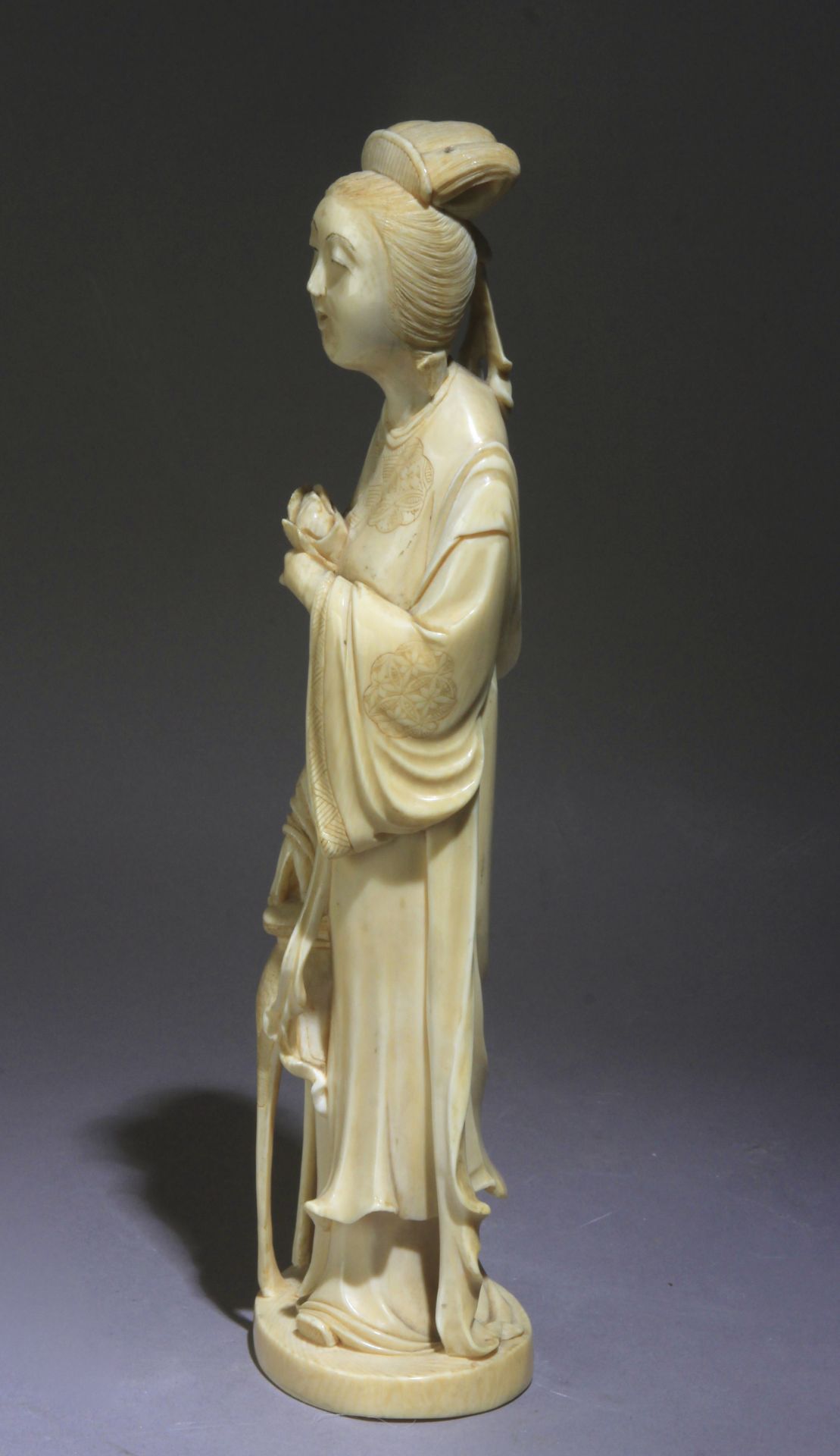 A Chinese ivory sculpture circa 1900 - Bild 2 aus 6