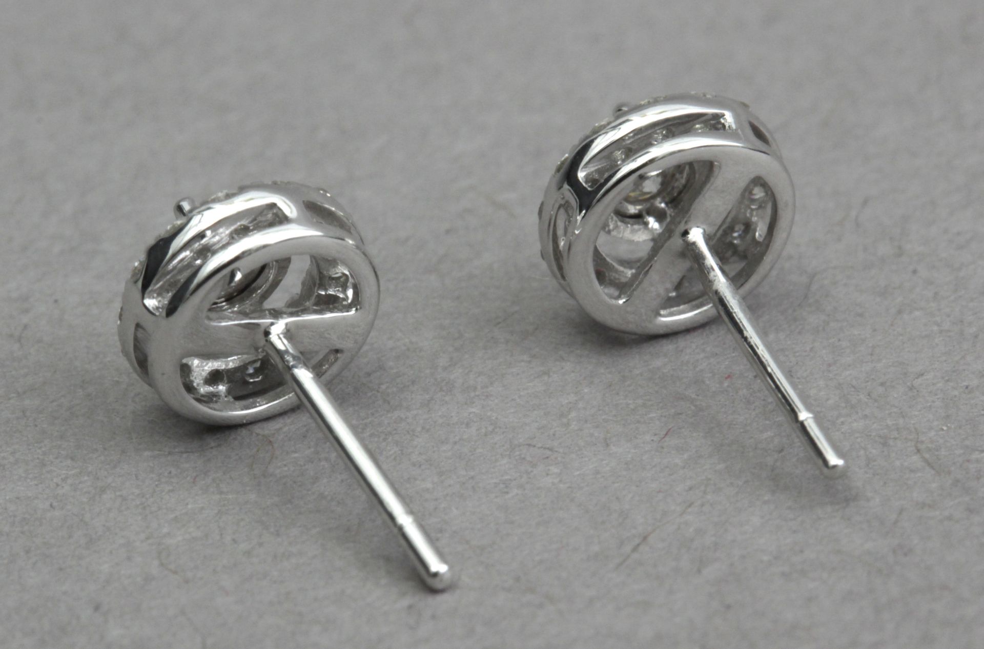 A pair of diamond stud earrings - Bild 3 aus 3