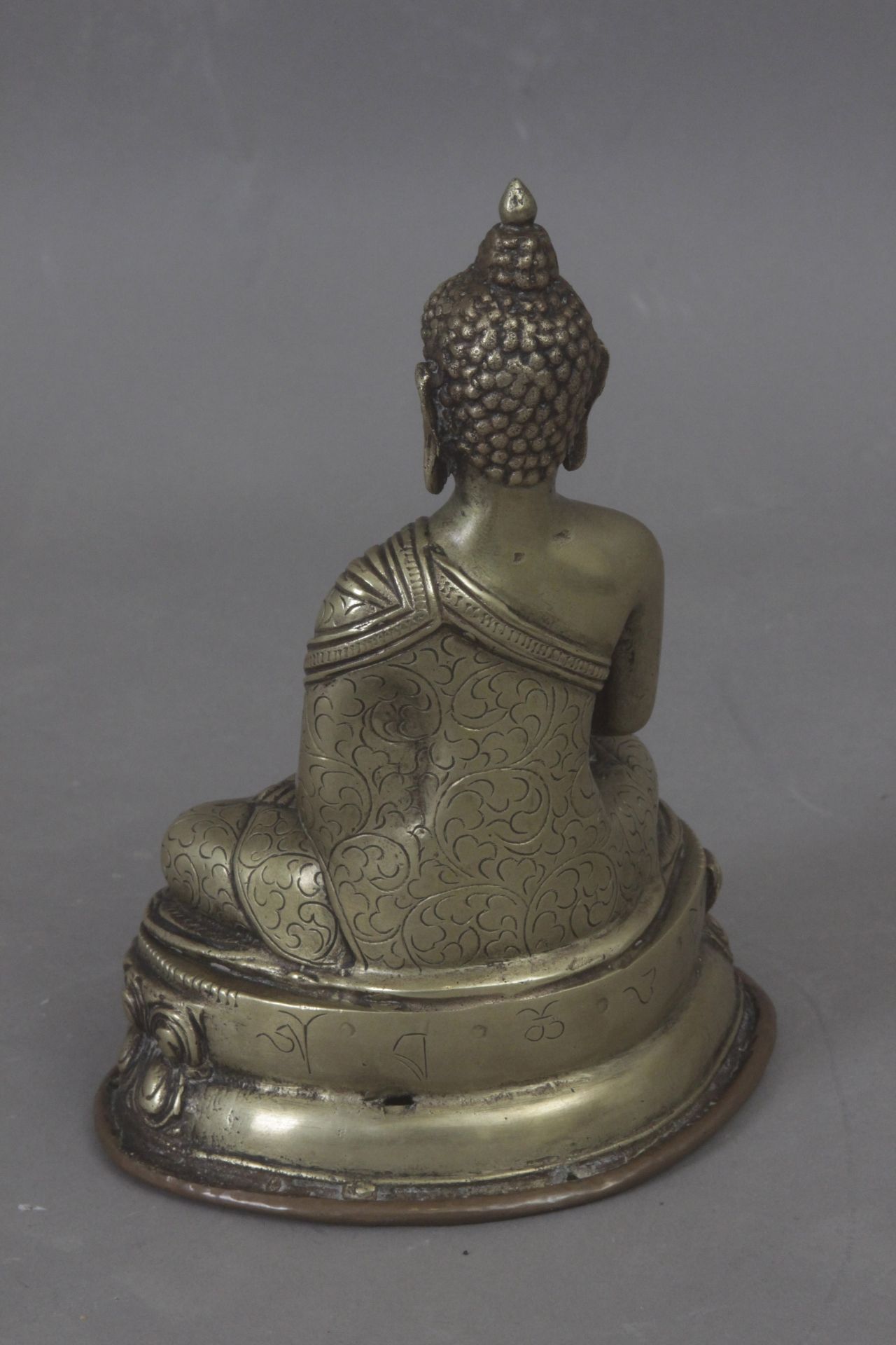 A 19th-20th centuries Tibetan Vajrasana buddha bronze sculpture - Bild 2 aus 3