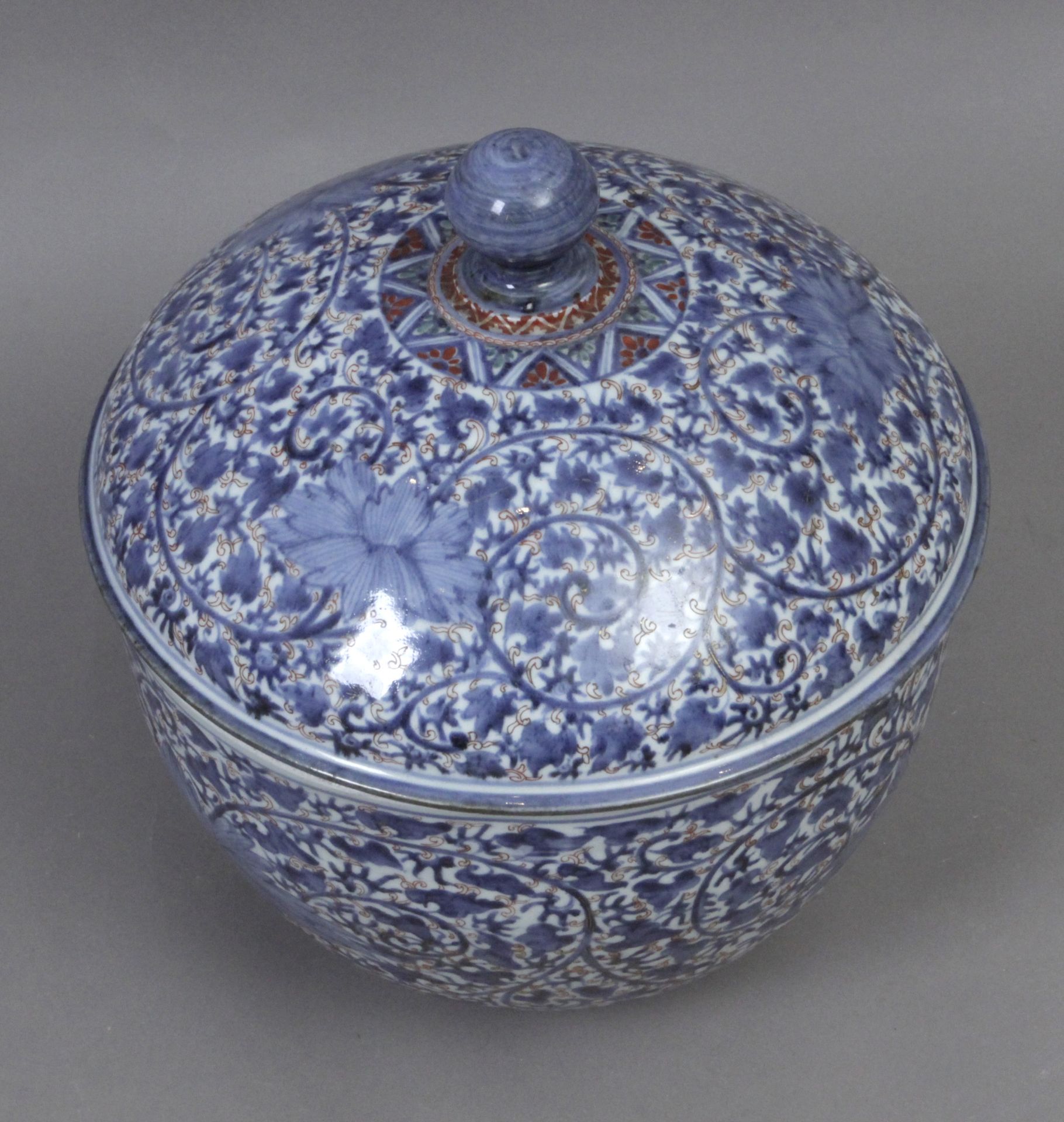 An 18th century Chinese big bowl and cover from Qing dynasty - Bild 3 aus 7