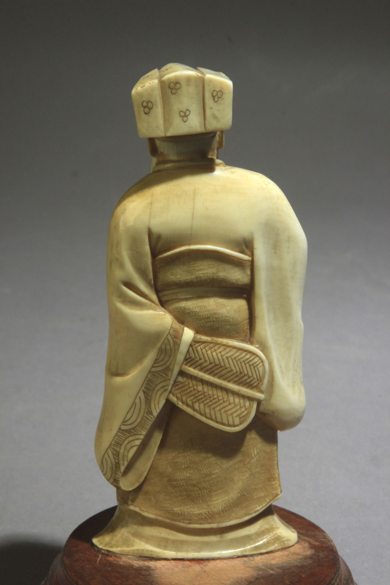 A Chinese ivory sculpture of a wiseman circa 1900 - Bild 3 aus 4