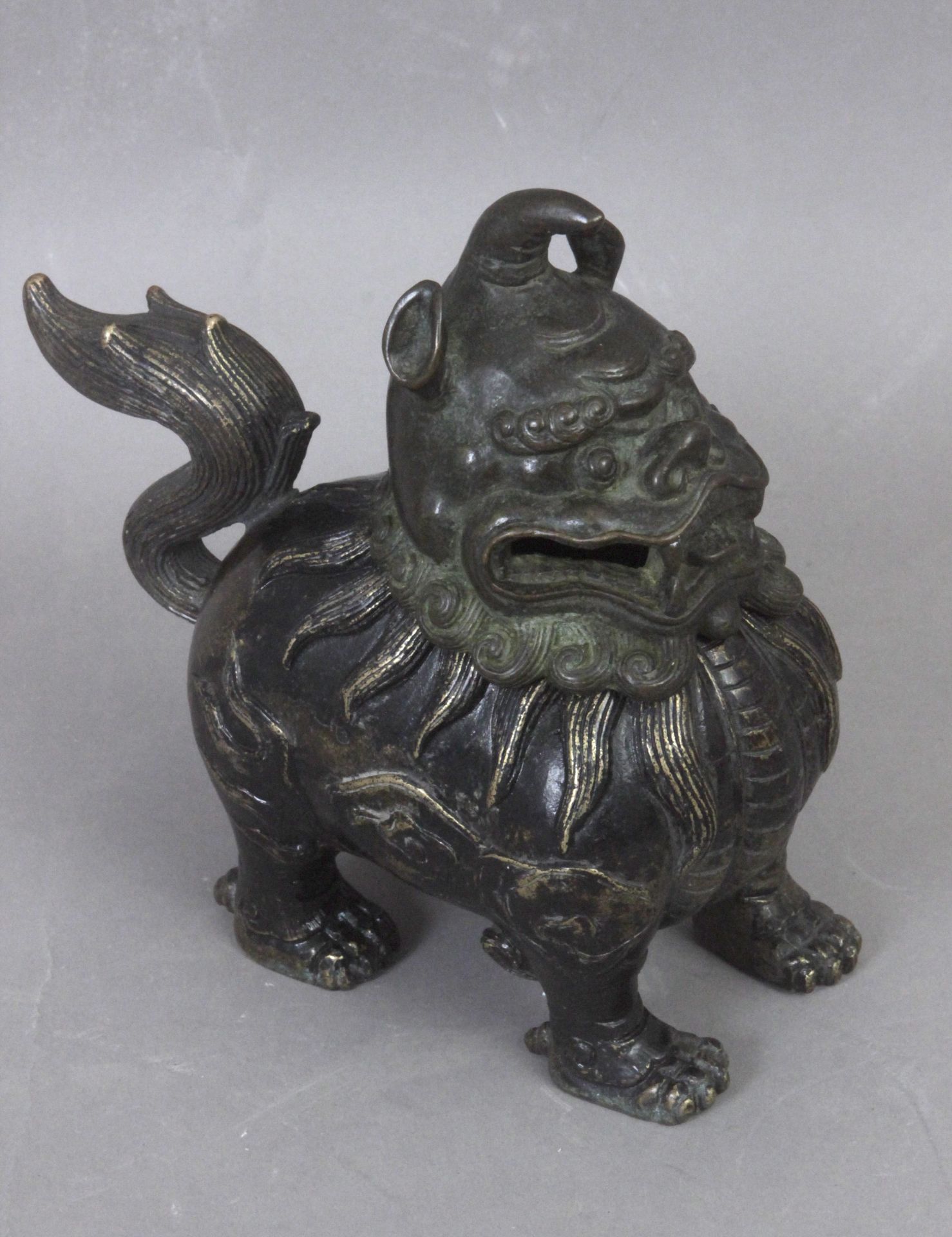 A late 19th century-early 20th century Chinese incense burner - Bild 2 aus 3