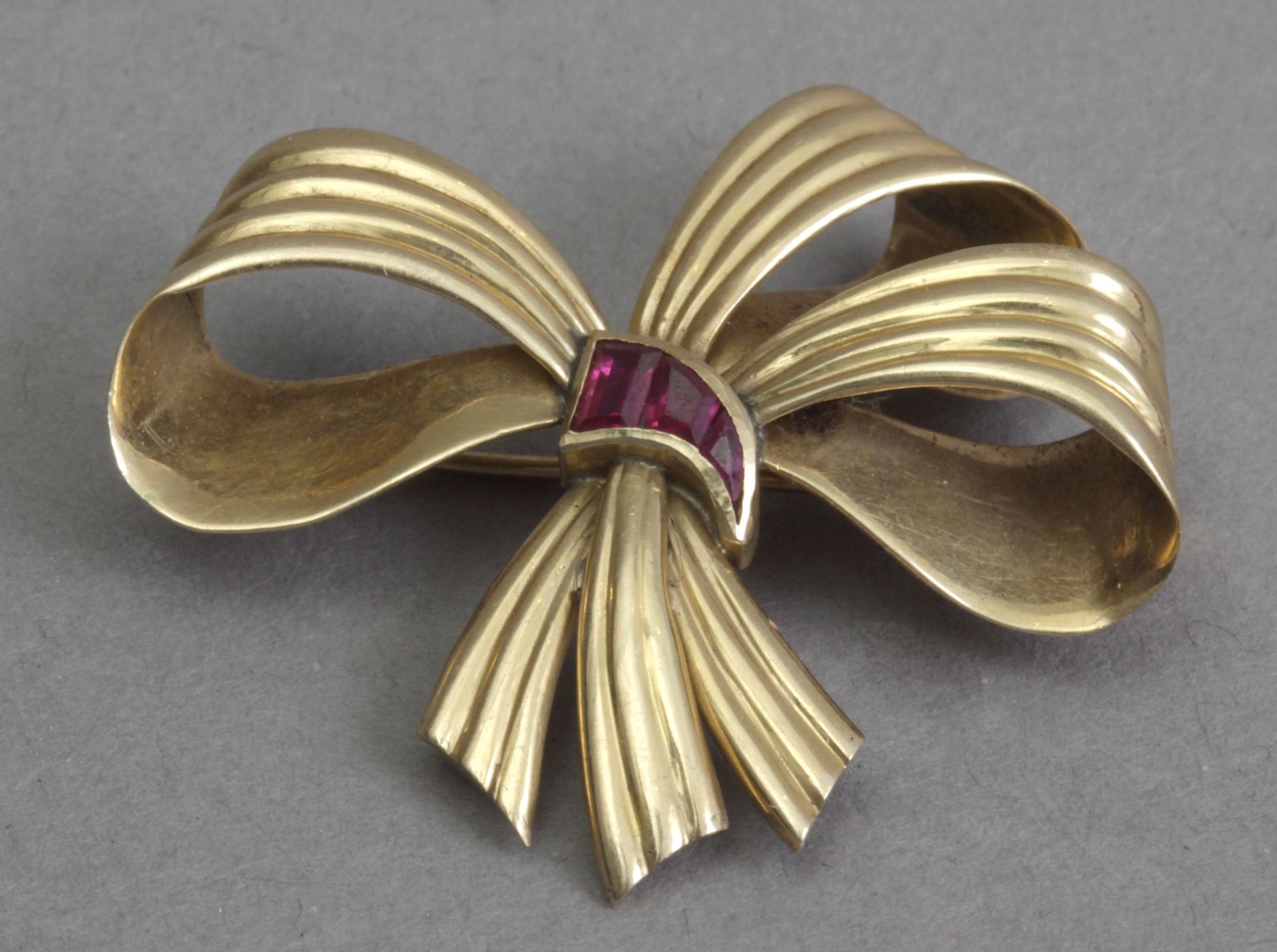 A first half of 20th century rubis and 18k. yellow gold brooch - Bild 2 aus 3