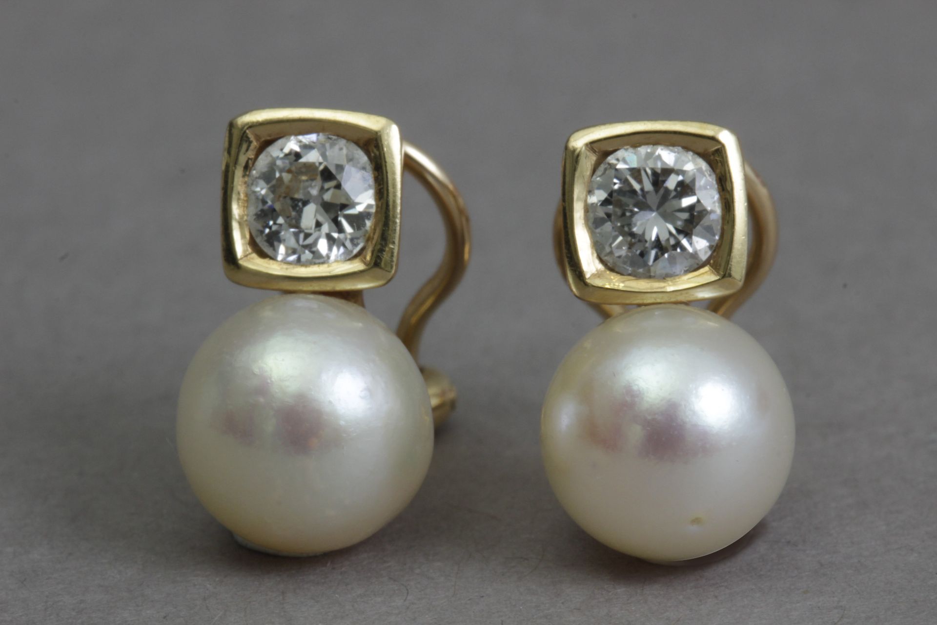 A pair of diamond and pearl 'toi et moi' earrings - Bild 2 aus 4