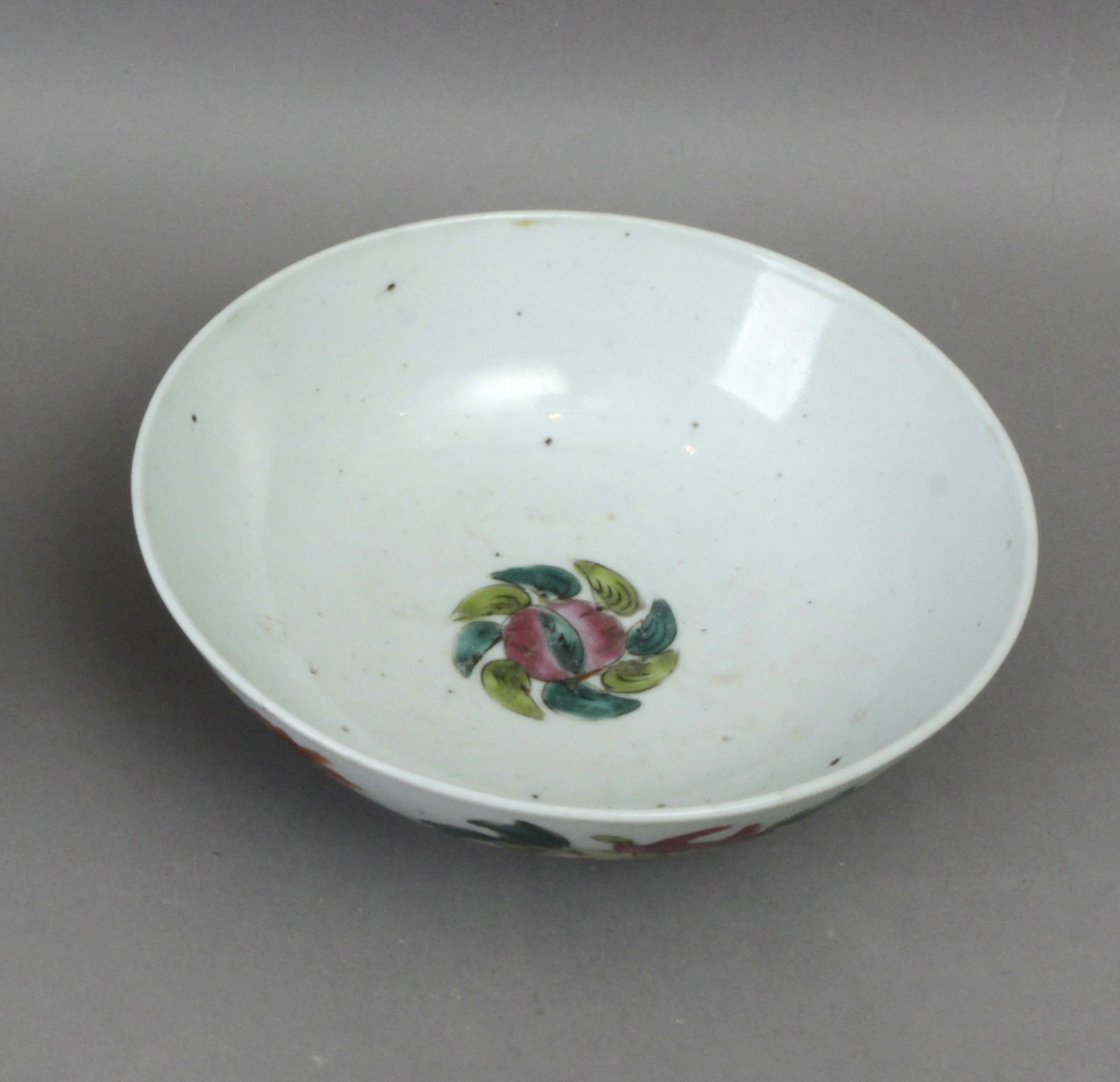 A Famille Rose porcelain bowl circa 1940-1960 - Bild 2 aus 3