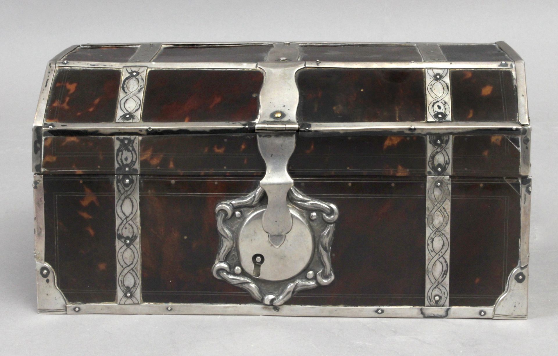 A 17th century Colonial silver and tortoiseshell chest - Bild 2 aus 5