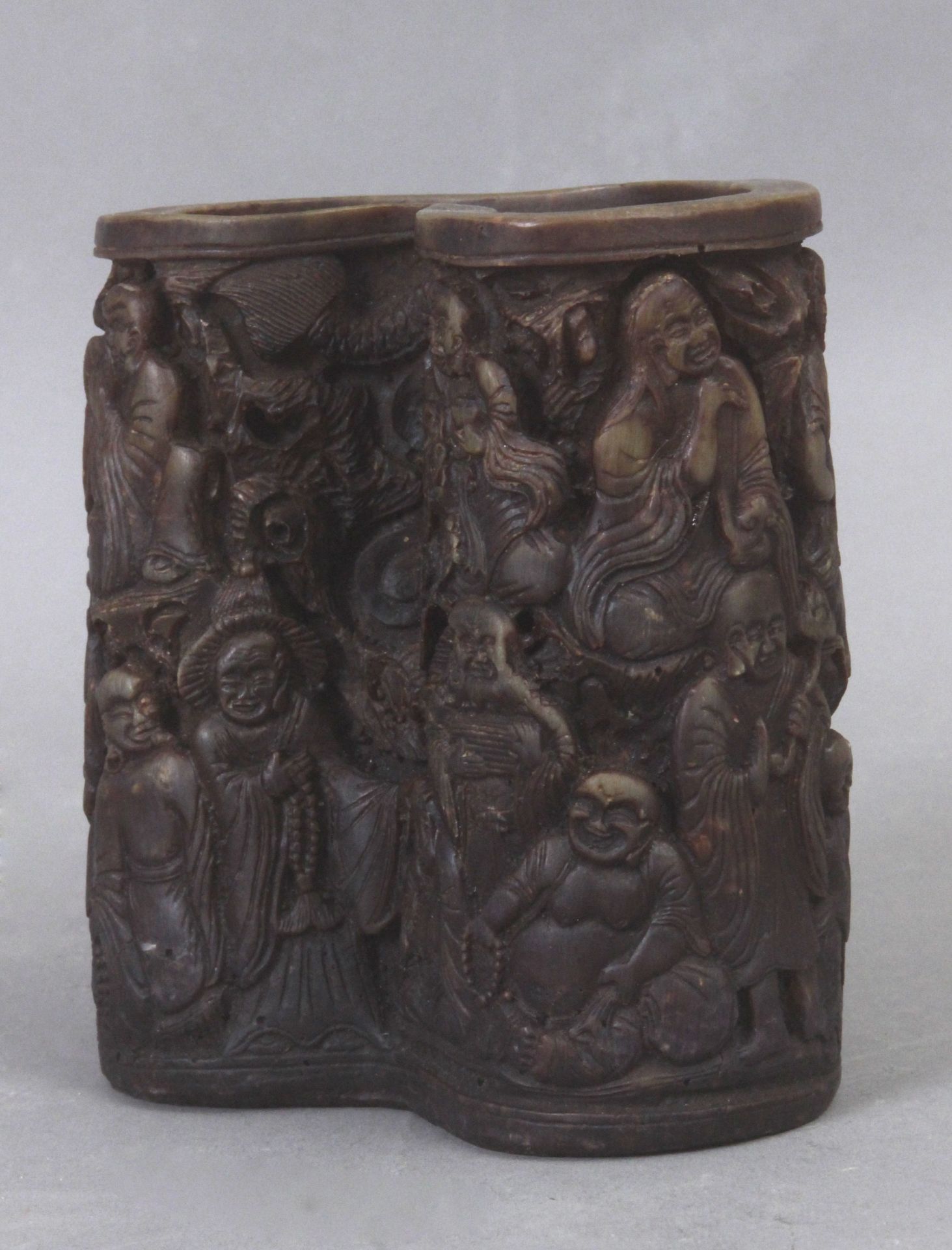 A carved rhino brush pot from Qing Dynasty - Bild 2 aus 4