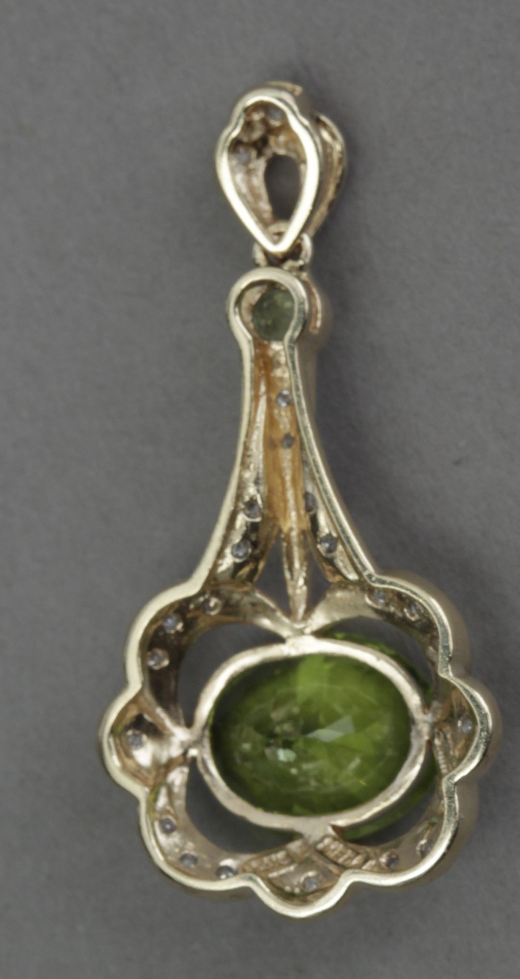 A diamond and diopside pendant in an 18k. yellow gold setting - Bild 3 aus 3