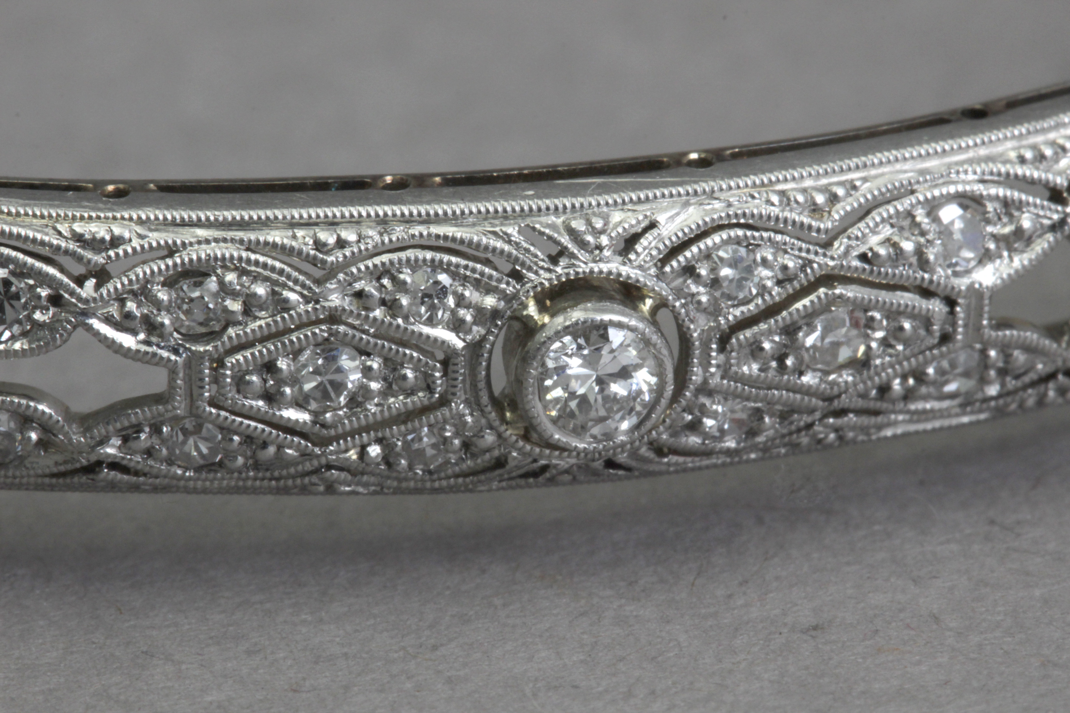 An Art-Déco bracelet circa 1920. Diamonds, sapphires, gold and platinum - Image 2 of 4