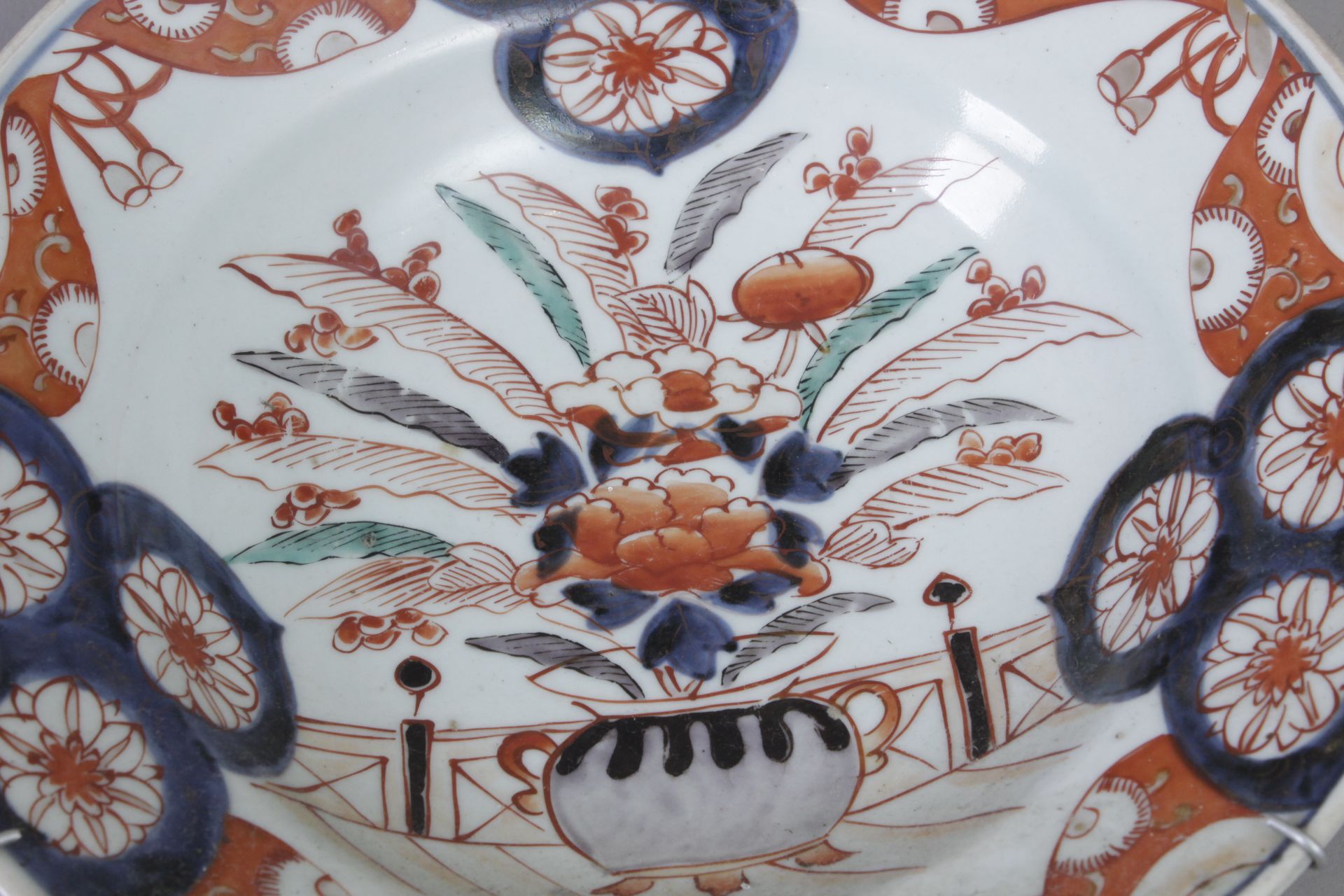 A 19th century Chinese barber's bowl in Imari porcelain - Image 2 of 3