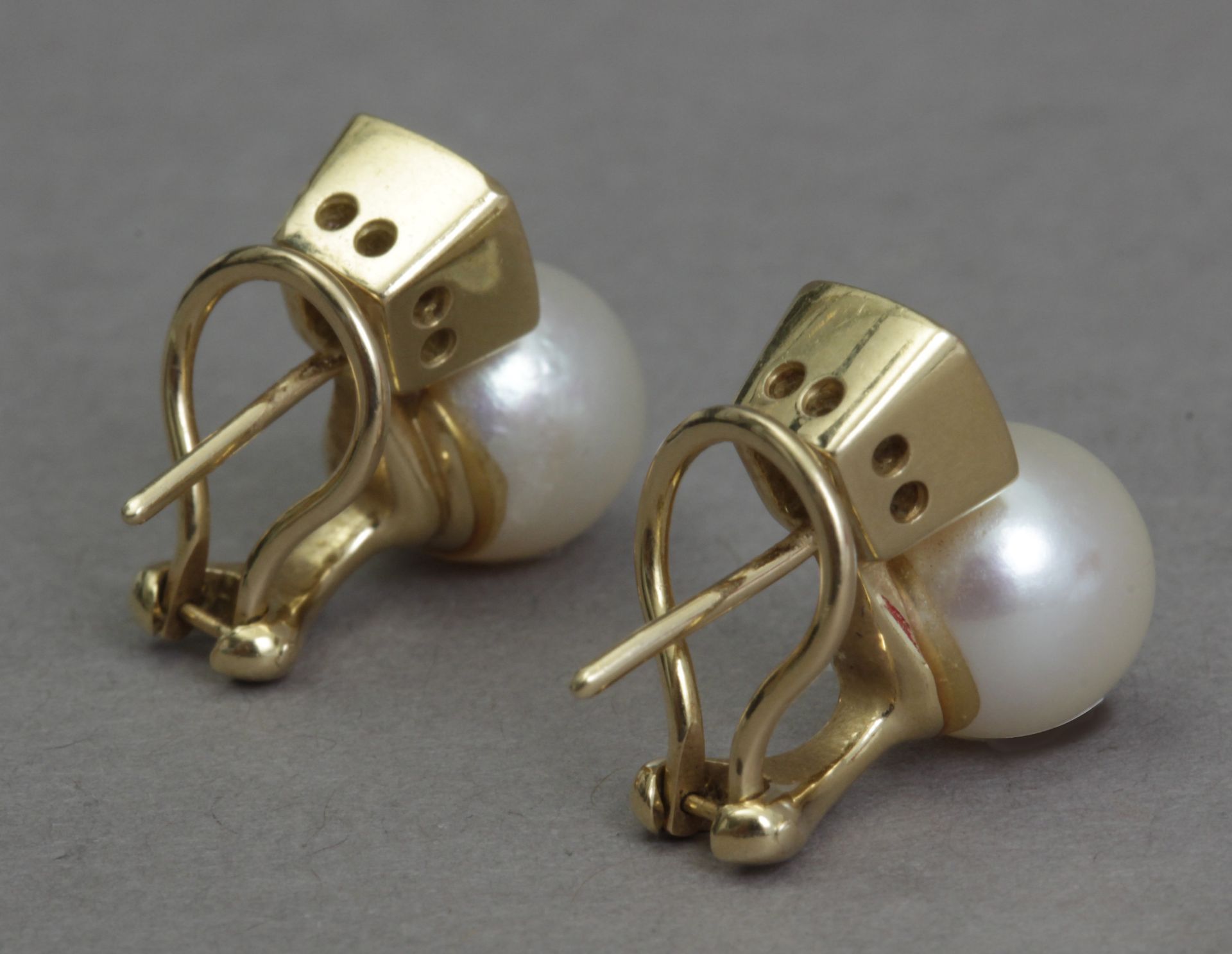 A pair of diamond and pearl 'toi et moi' earrings - Bild 3 aus 4