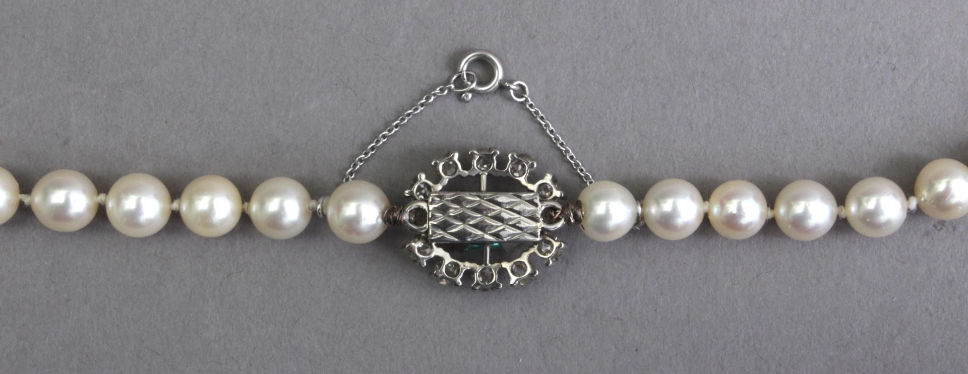 A cultured pearl necklace with an emerald and diamond brooch clasp - Bild 4 aus 4