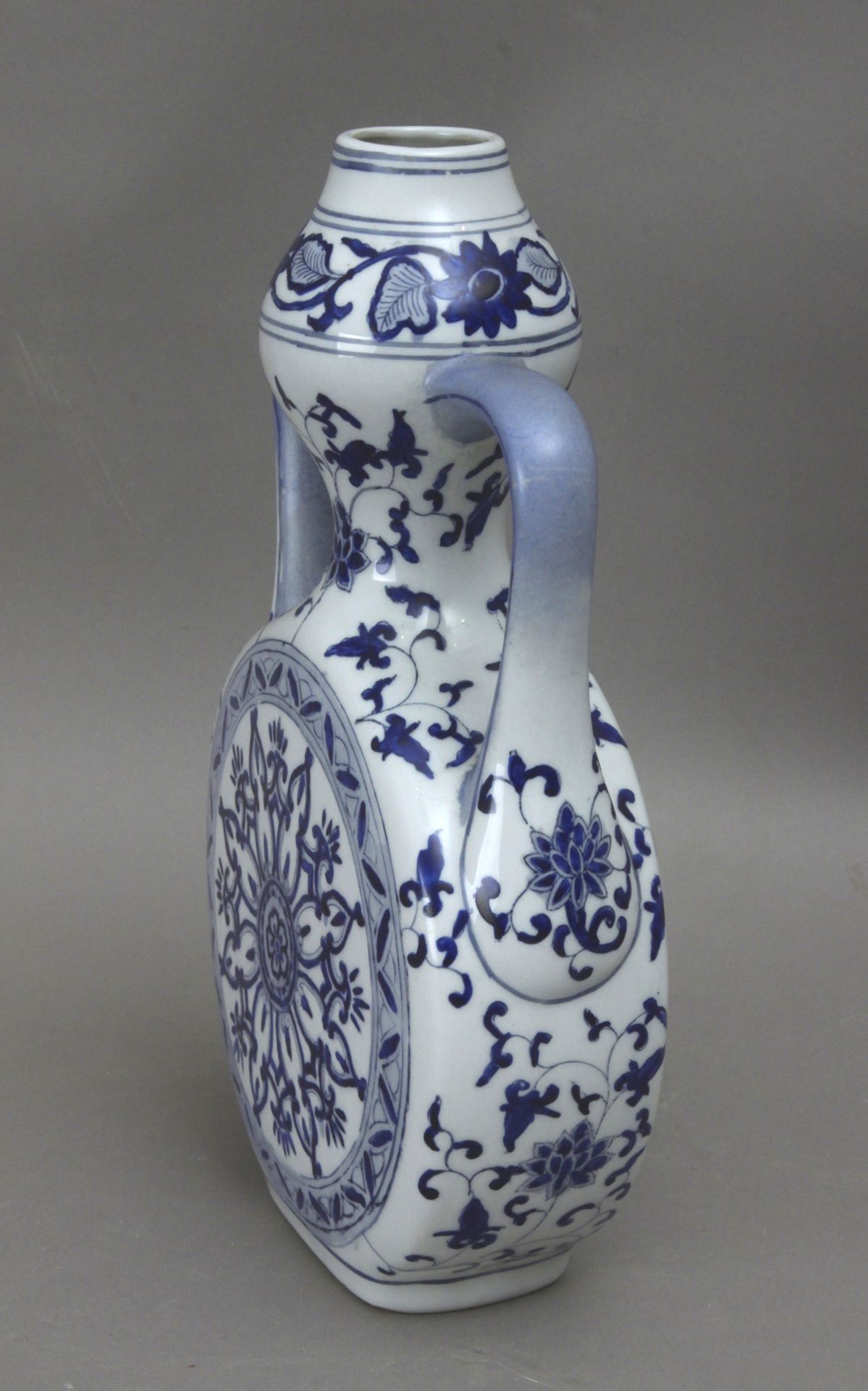 A 20th century Chinese moon flask - Bild 2 aus 3