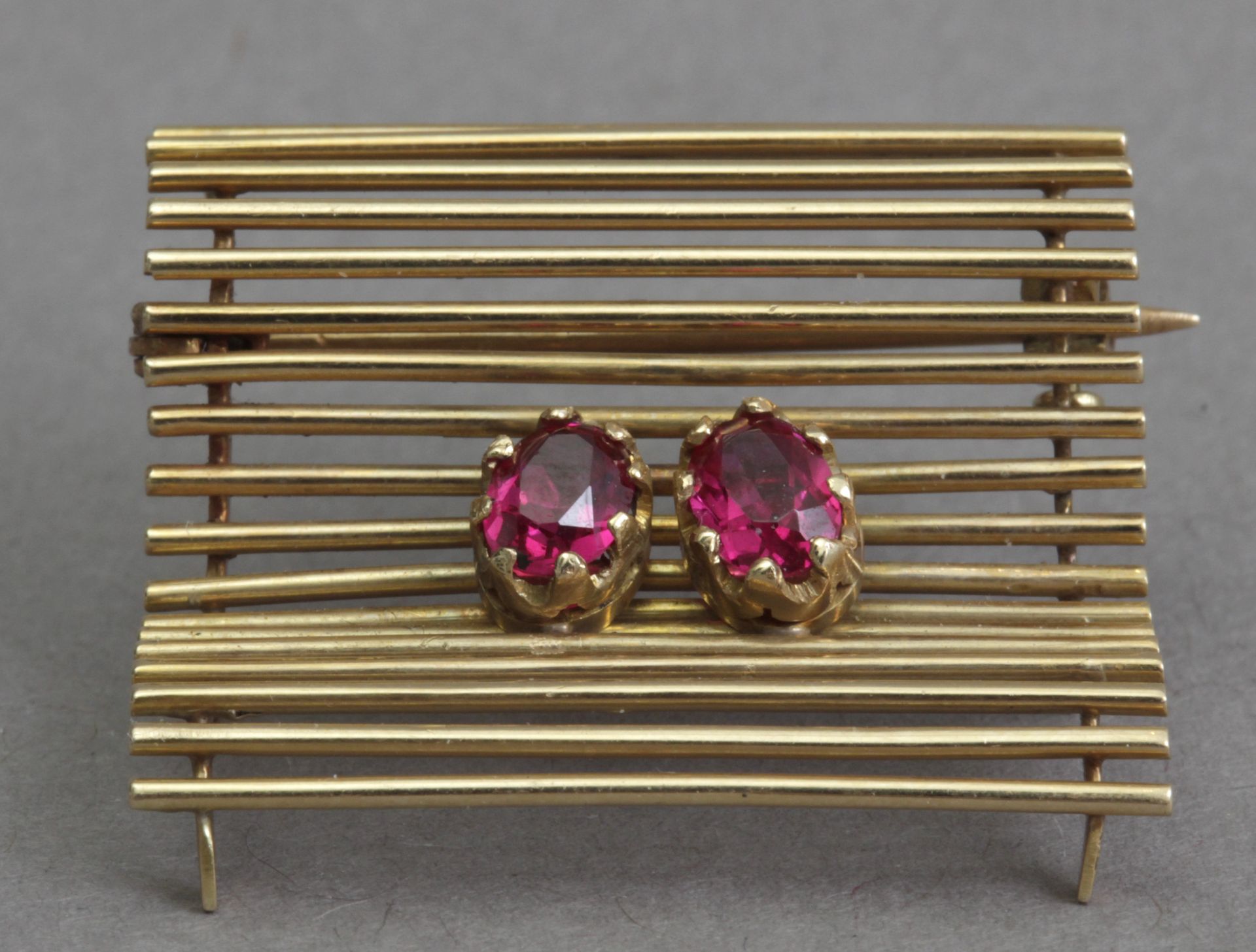 A mid 20th century gold and rubies brooch - Bild 2 aus 5