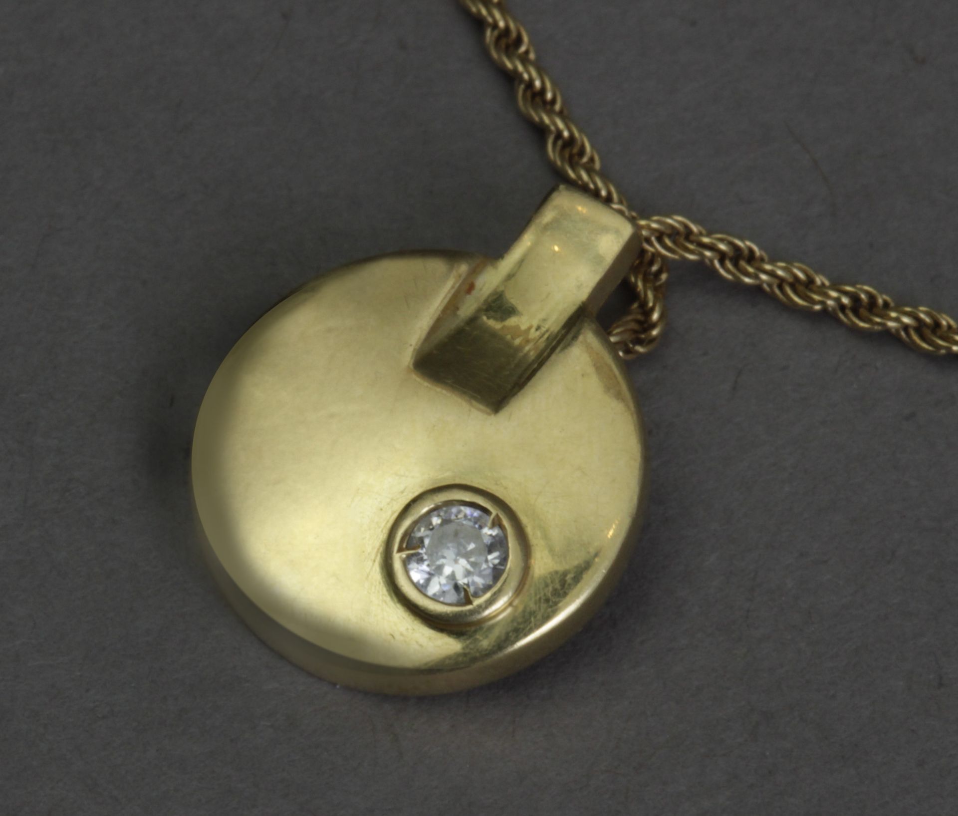 A diamond and gold pendant and chain - Bild 2 aus 4