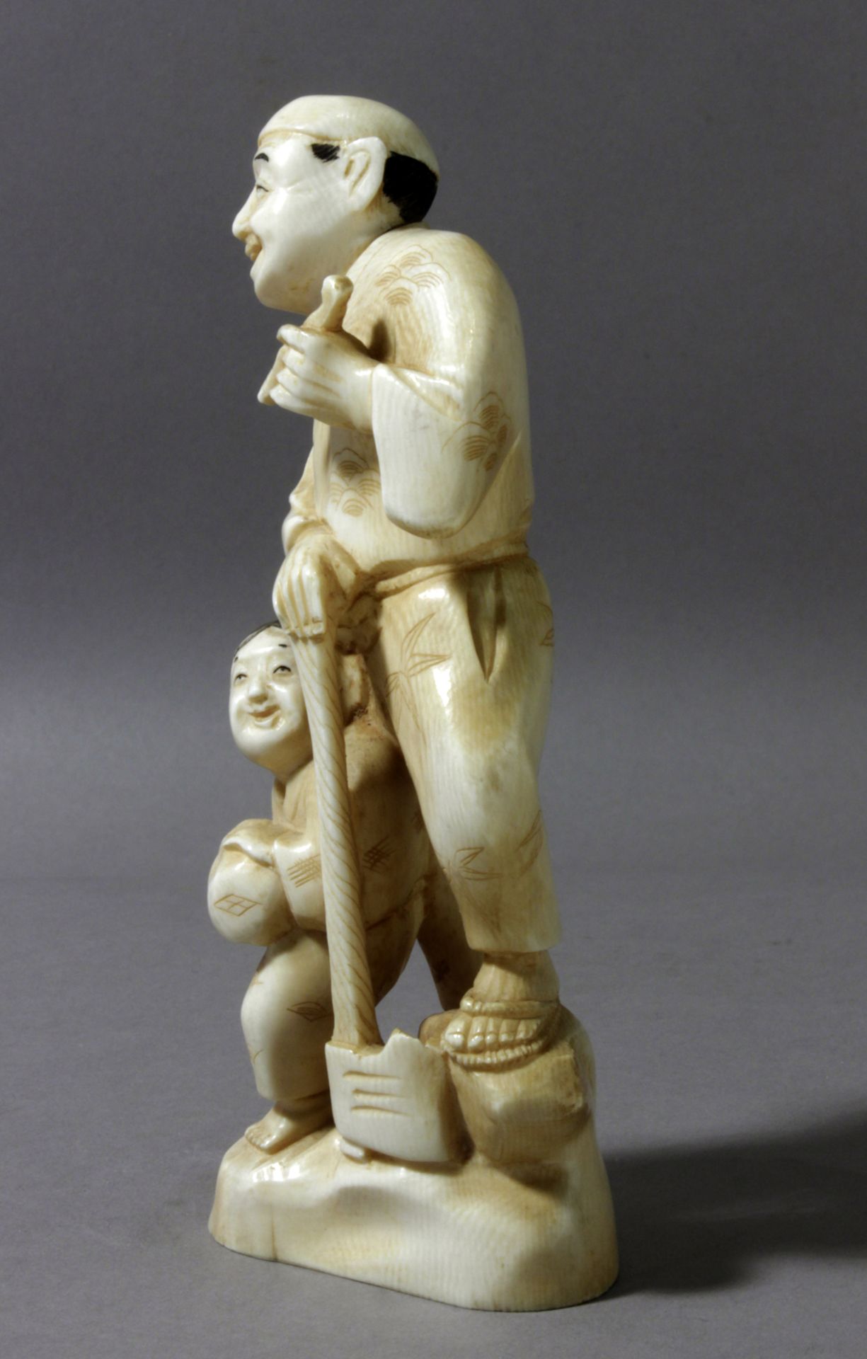 A 19th century Chinese ivory sculpture of a child and a lumberjack - Image 2 of 4