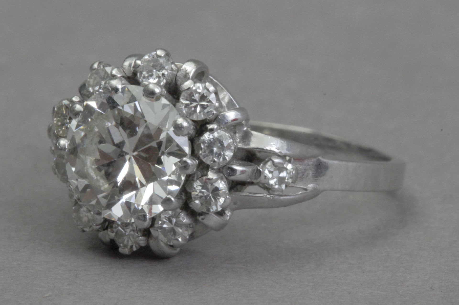 A cluster dimond ring circa 1940 with a 2,25 ct. diamonds approx. - Bild 3 aus 7