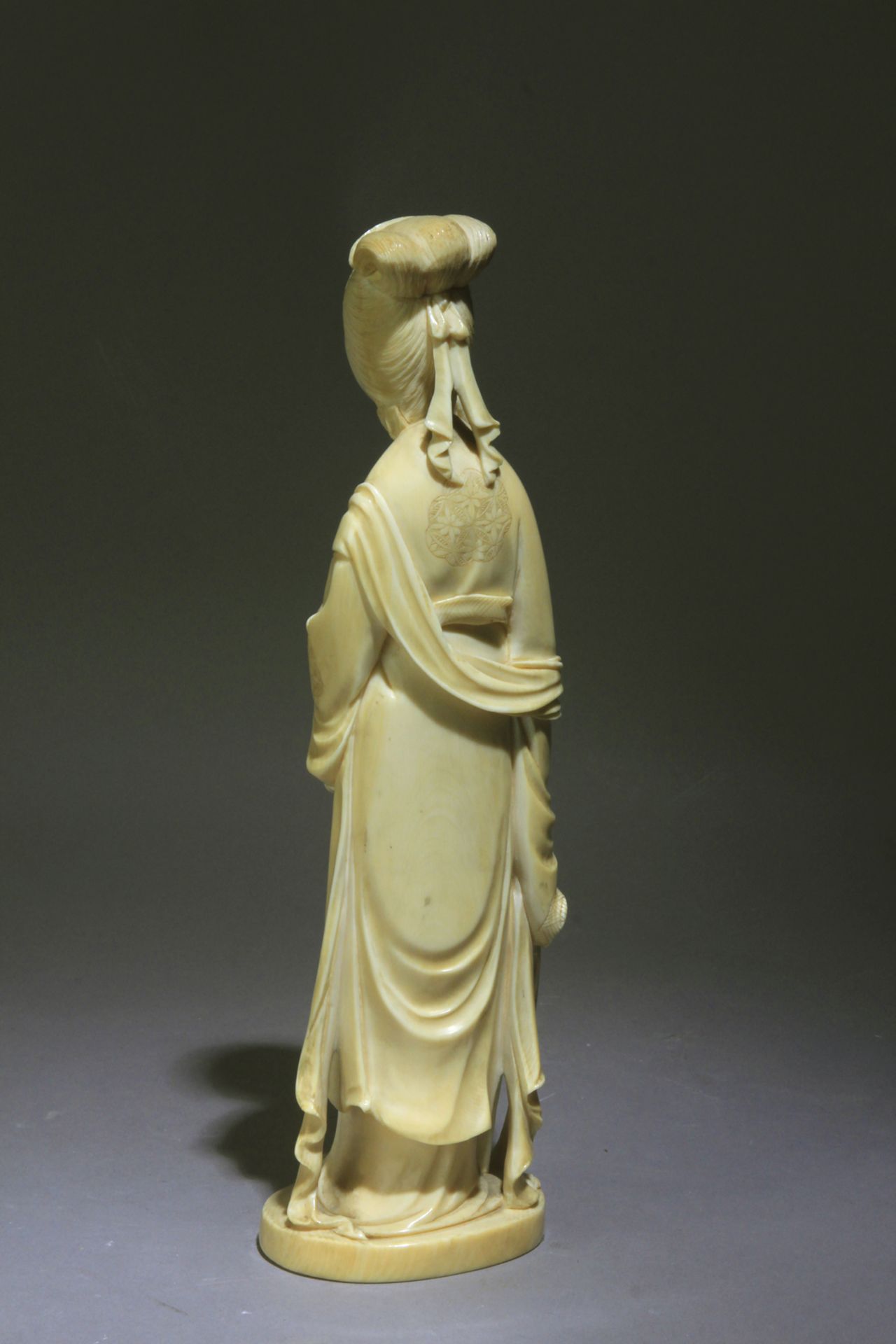 A Chinese ivory sculpture circa 1900 - Bild 3 aus 6