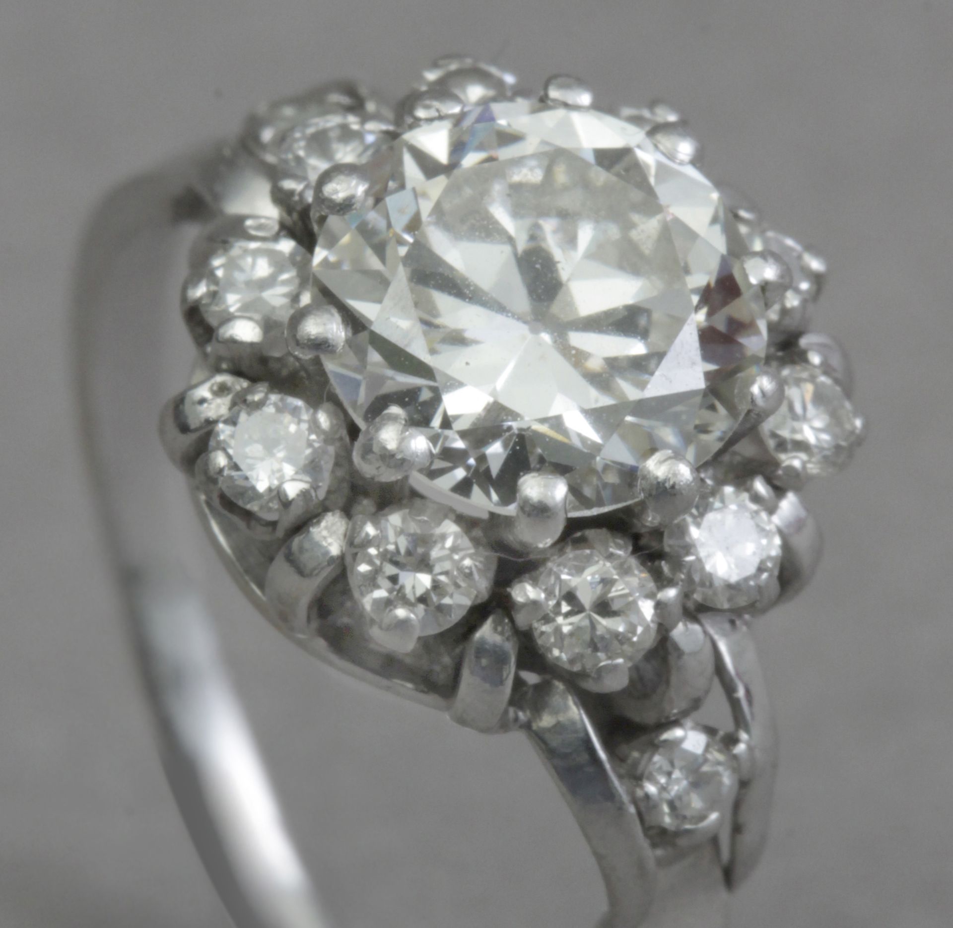 A cluster dimond ring circa 1940 with a 2,25 ct. diamonds approx. - Bild 6 aus 7