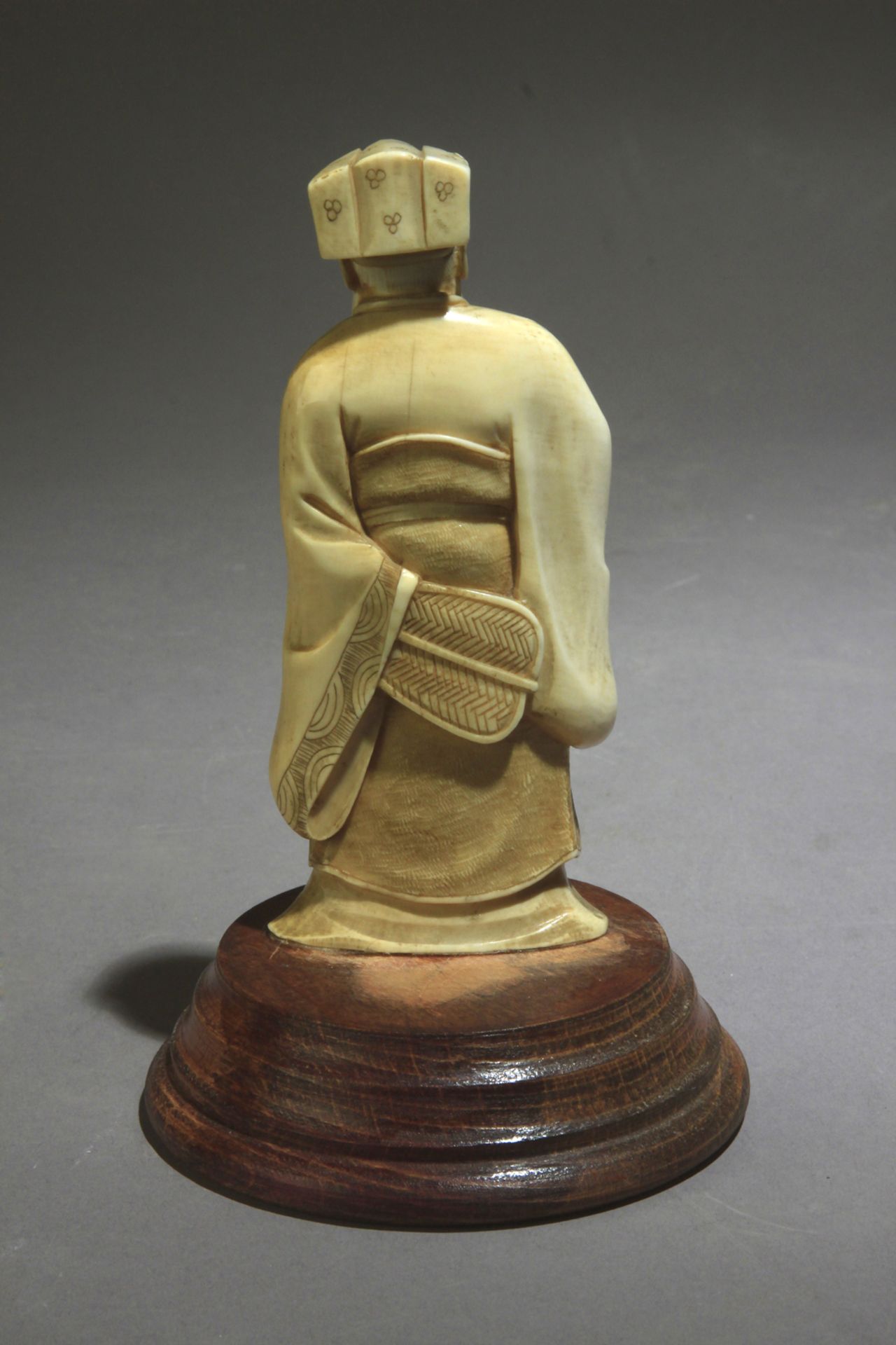 A Chinese ivory sculpture of a wiseman circa 1900 - Bild 4 aus 4