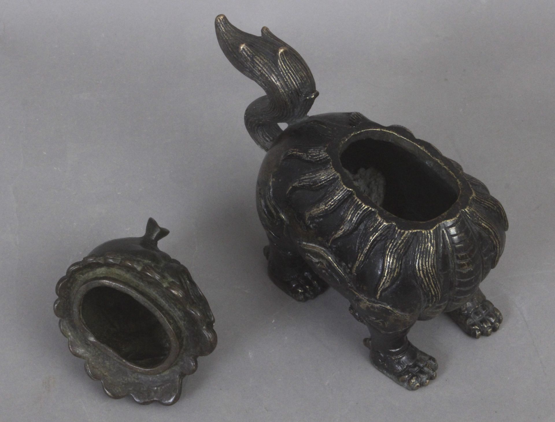 A late 19th century-early 20th century Chinese incense burner - Bild 3 aus 3