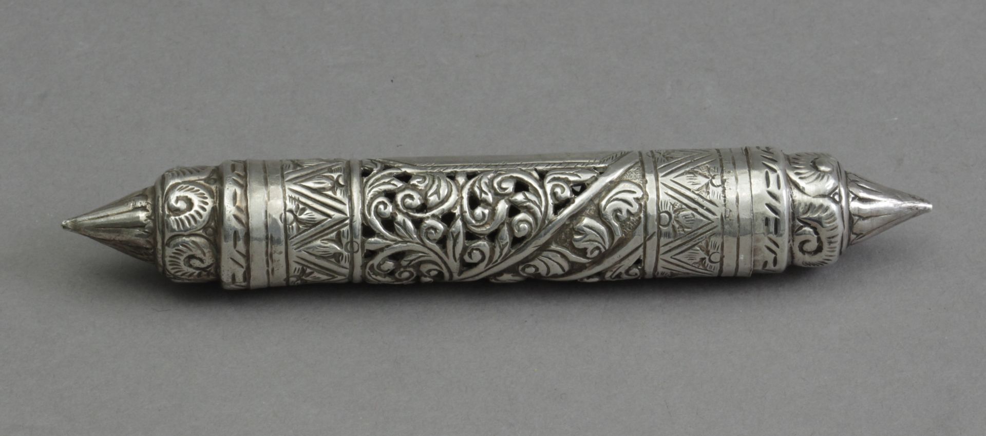 An Indian Colonial silver document holder circa 1880 - Bild 2 aus 4