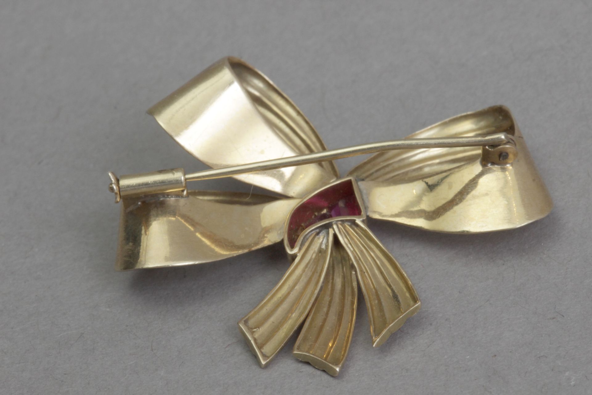 A first half of 20th century rubis and 18k. yellow gold brooch - Bild 3 aus 3