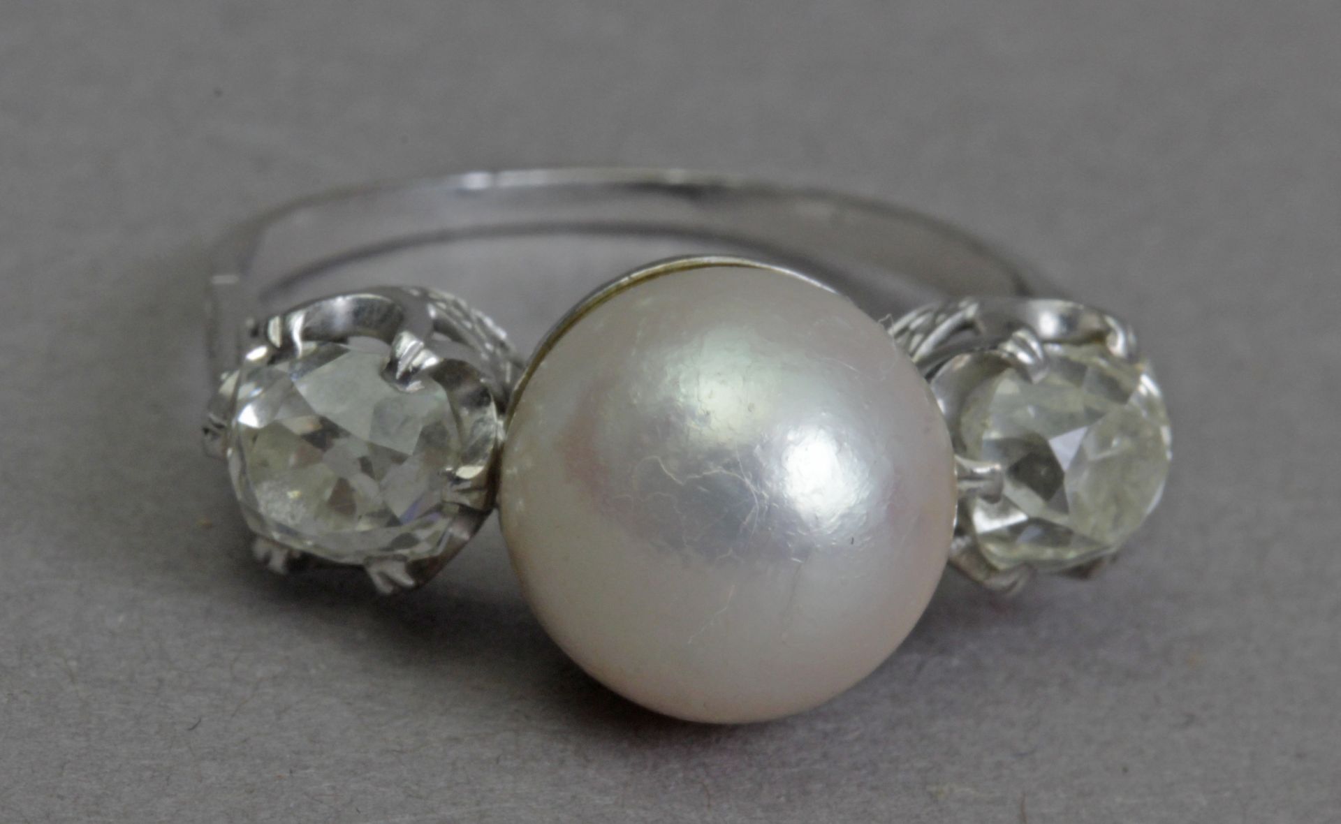 A first third of 20th century three stone diamonds and pearl ring - Image 2 of 6