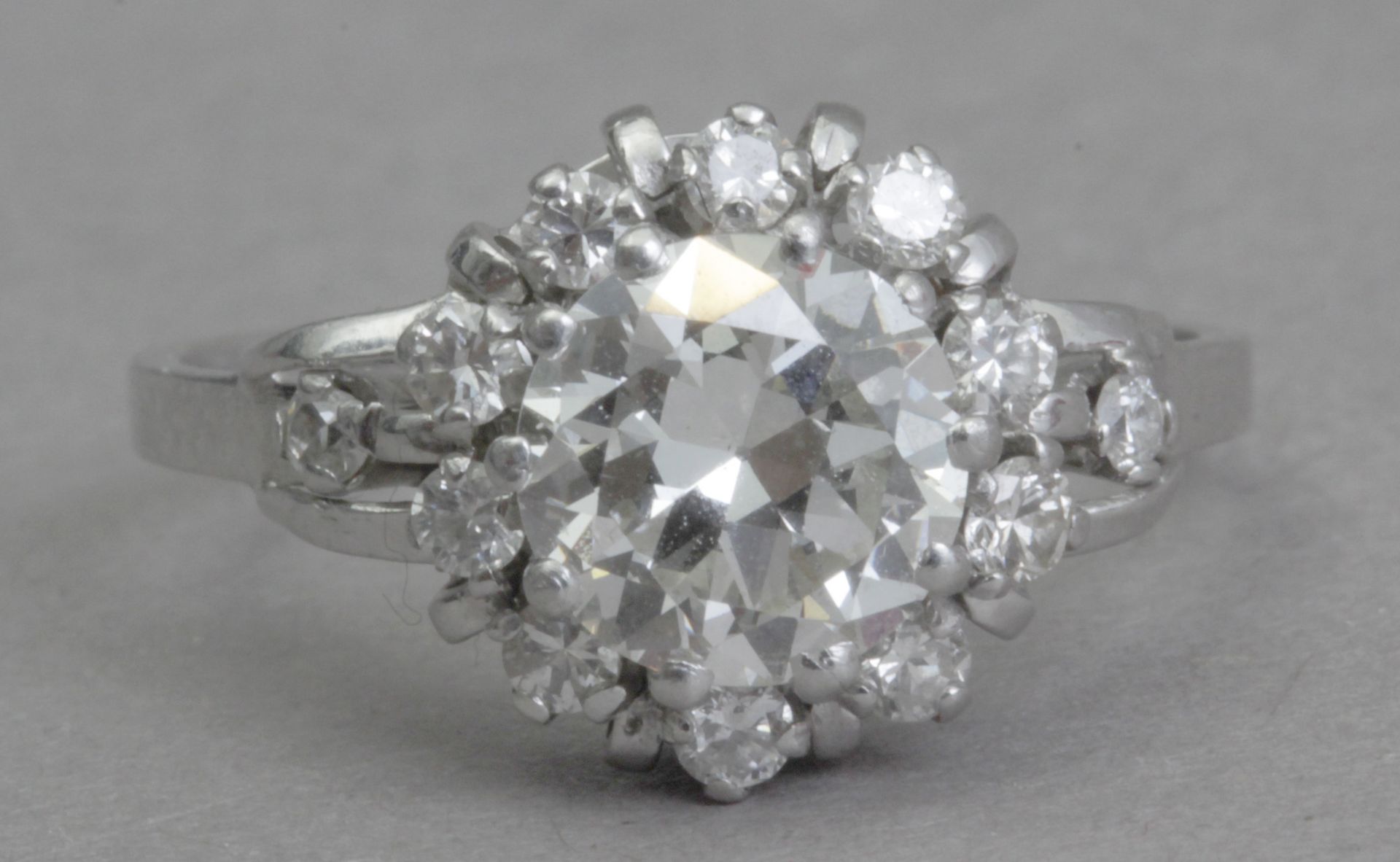 A cluster dimond ring circa 1940 with a 2,25 ct. diamonds approx. - Bild 7 aus 7