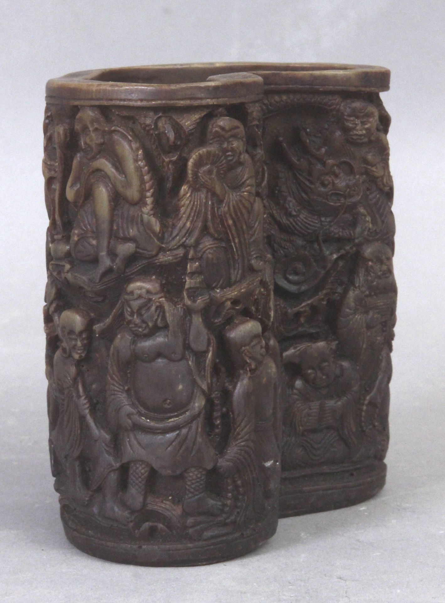 A carved rhino brush pot from Qing Dynasty - Bild 3 aus 4