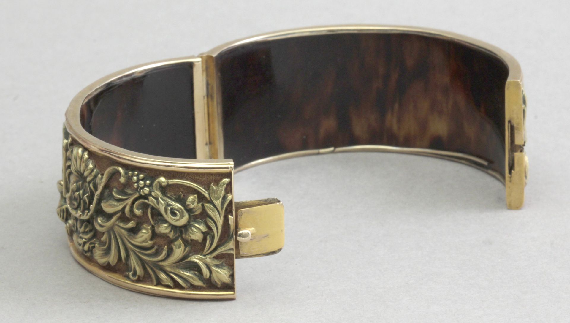 Fuset i Grau attrib. A late 19th century gold and tortoiseshell bracelet - Bild 5 aus 8