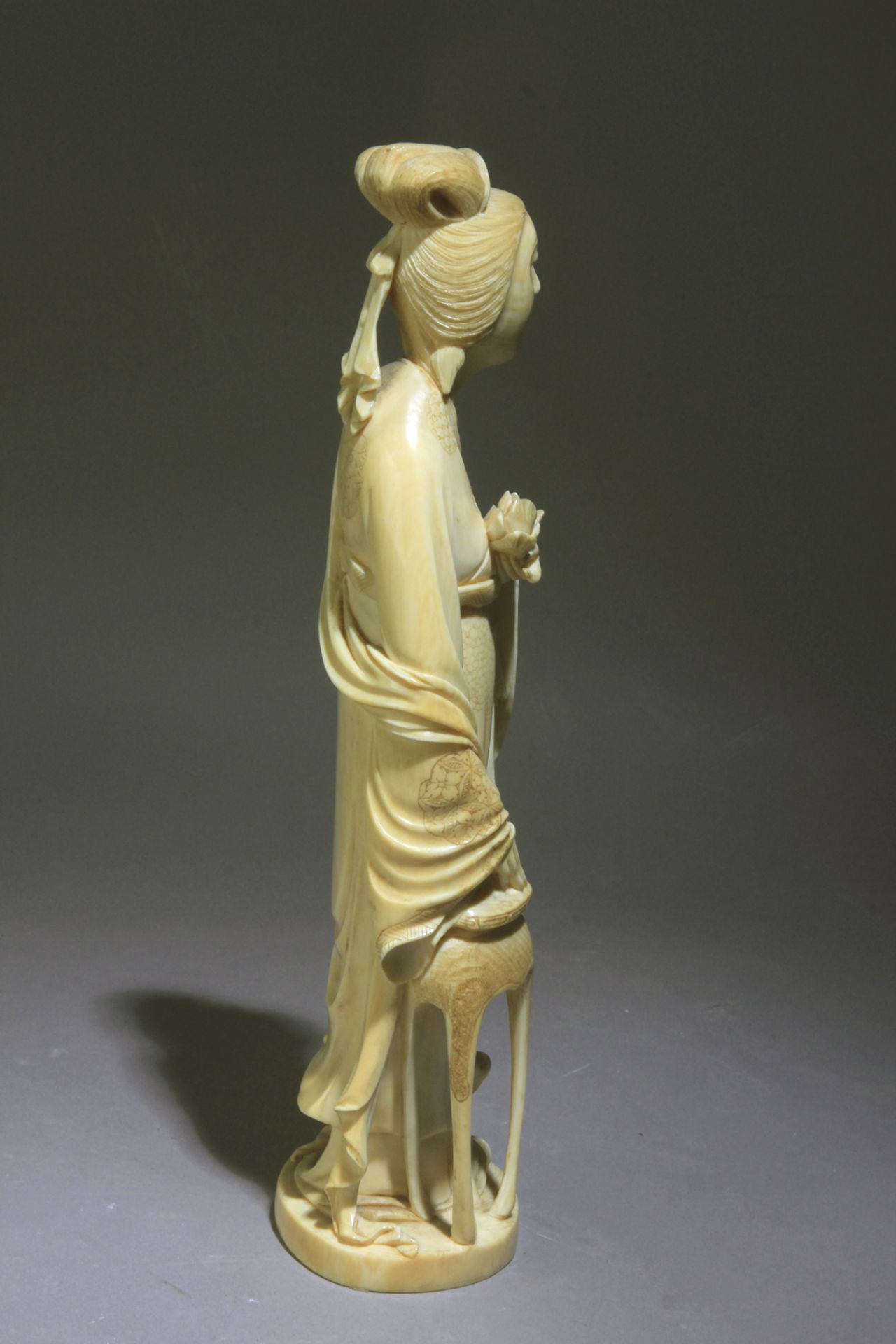 A Chinese ivory sculpture circa 1900 - Bild 4 aus 6