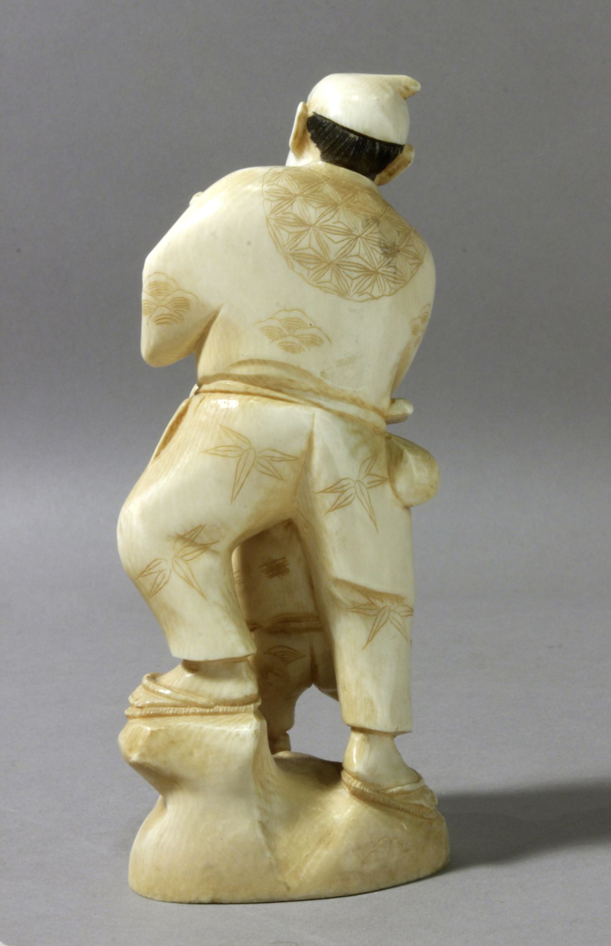 A 19th century Chinese ivory sculpture of a child and a lumberjack - Bild 3 aus 4