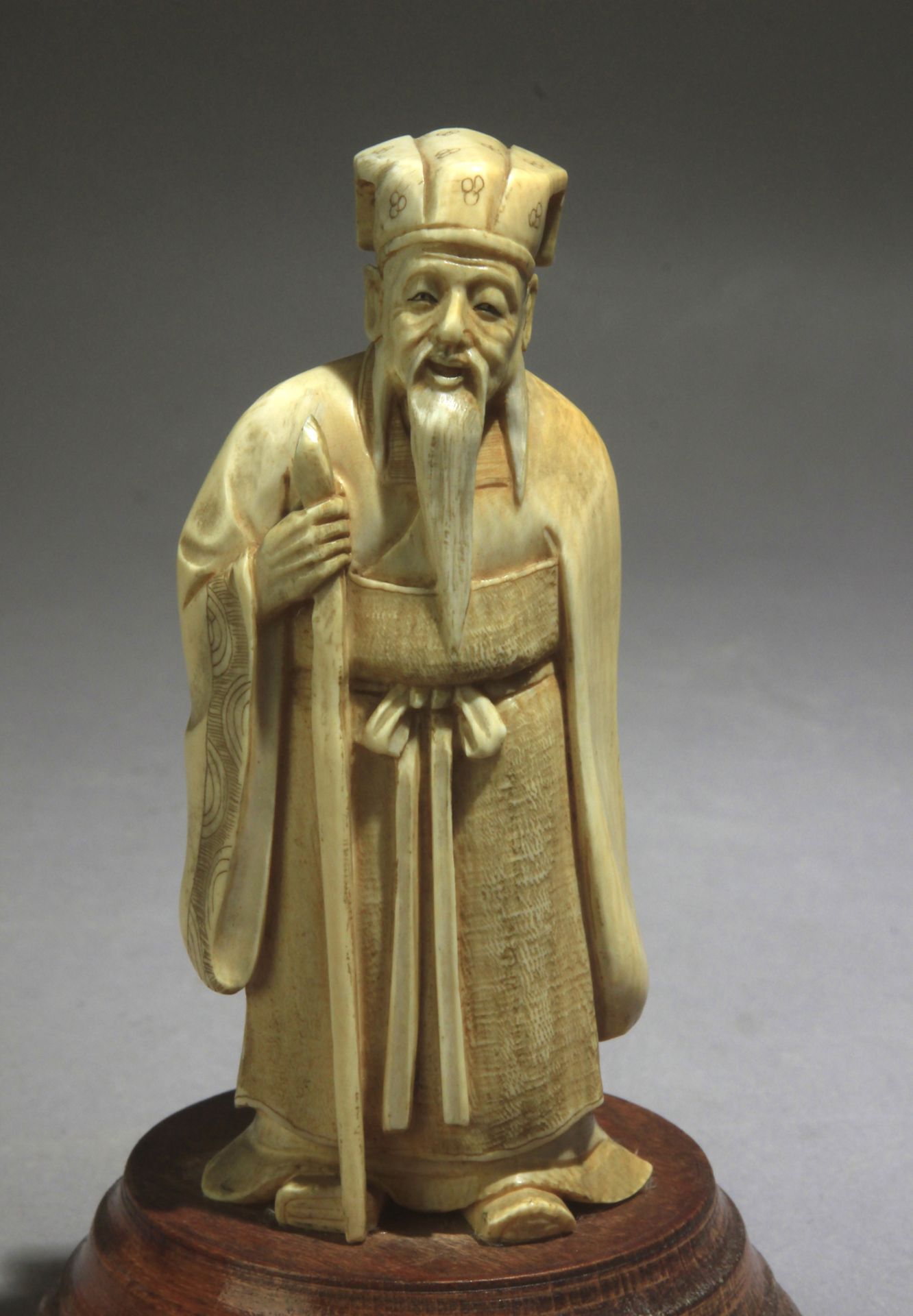 A Chinese ivory sculpture of a wiseman circa 1900 - Bild 2 aus 4