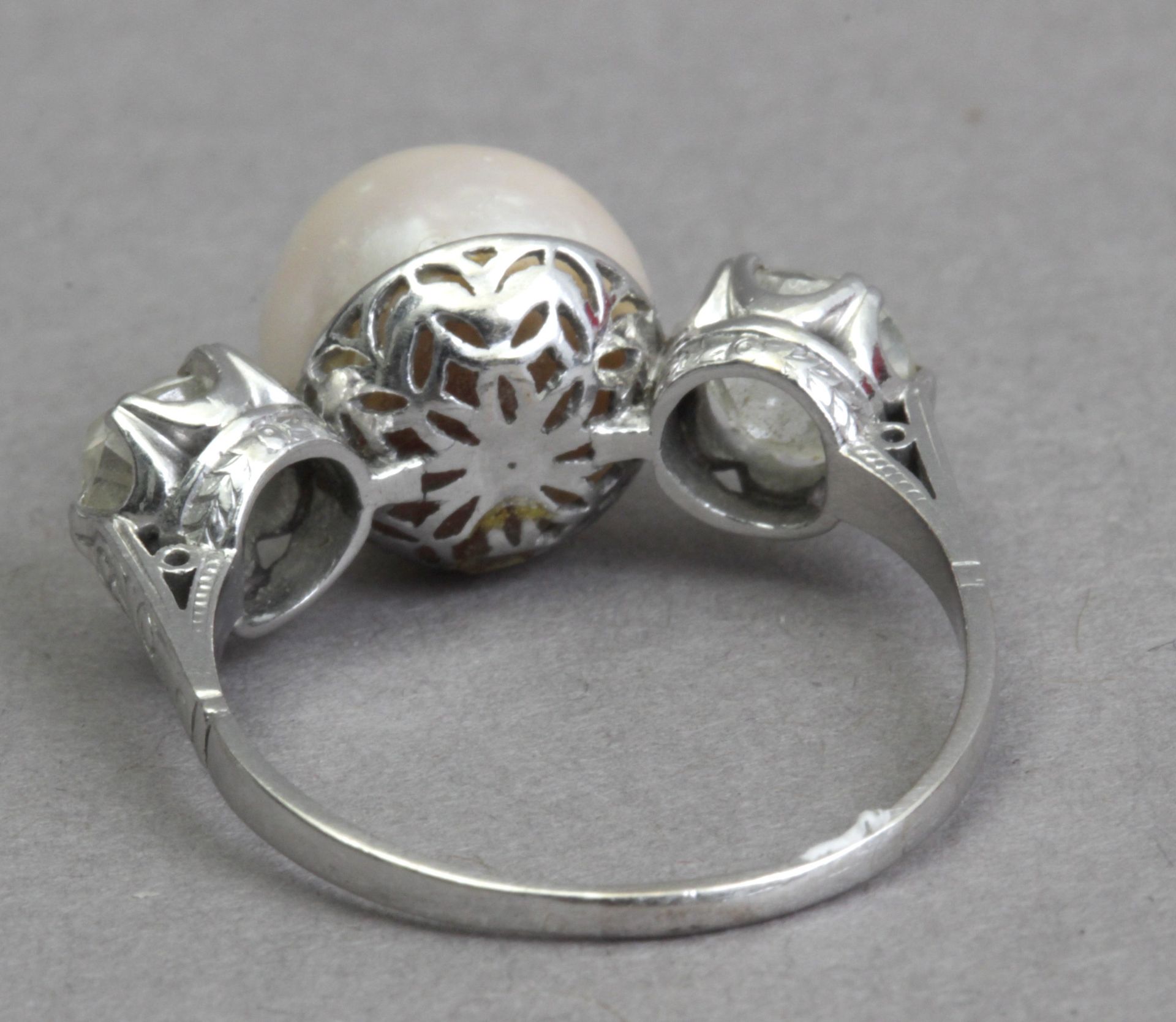 A first third of 20th century three stone diamonds and pearl ring - Image 5 of 6