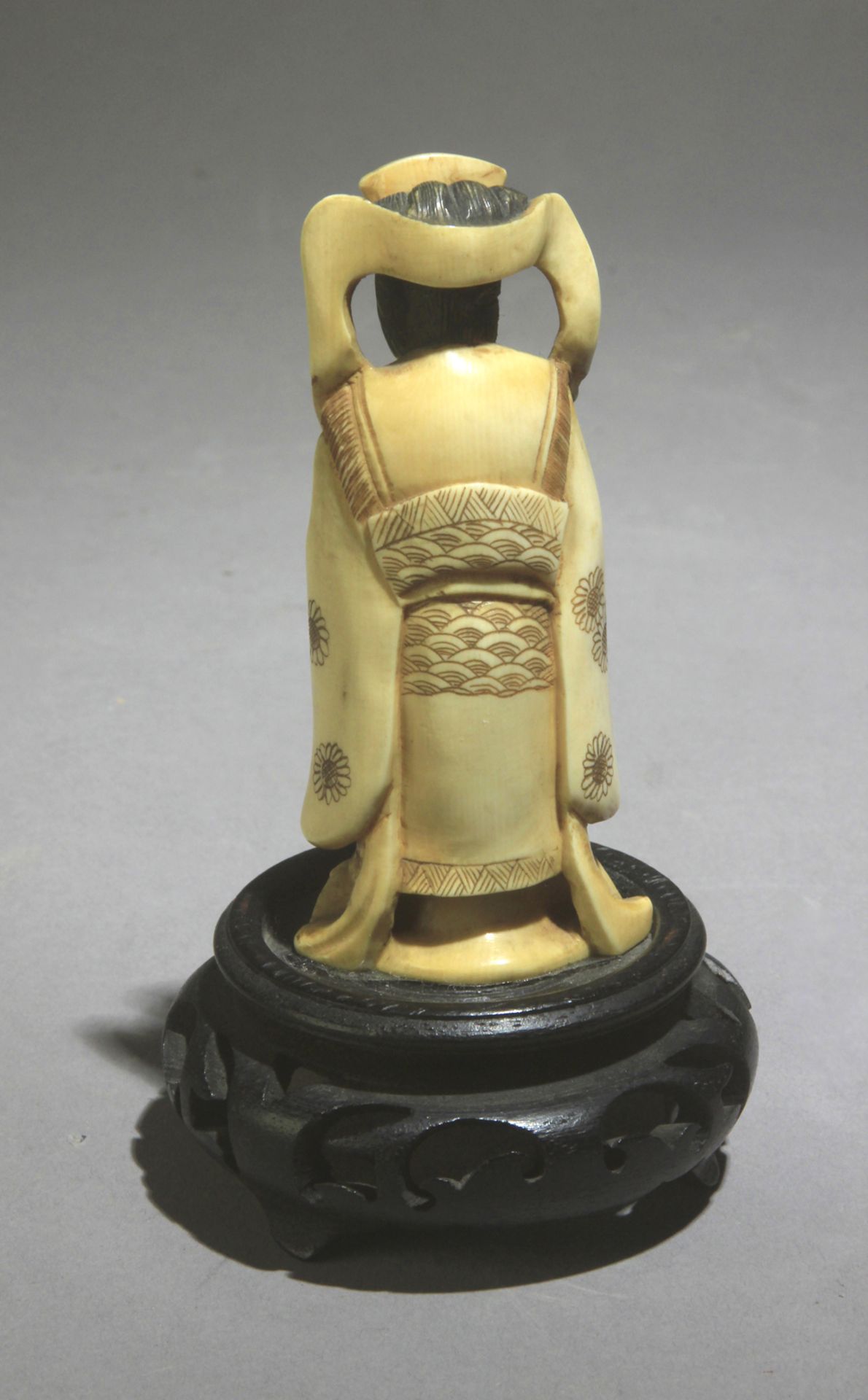 A pair of Chinese ivory sculptures circa 1900 - Image 2 of 5