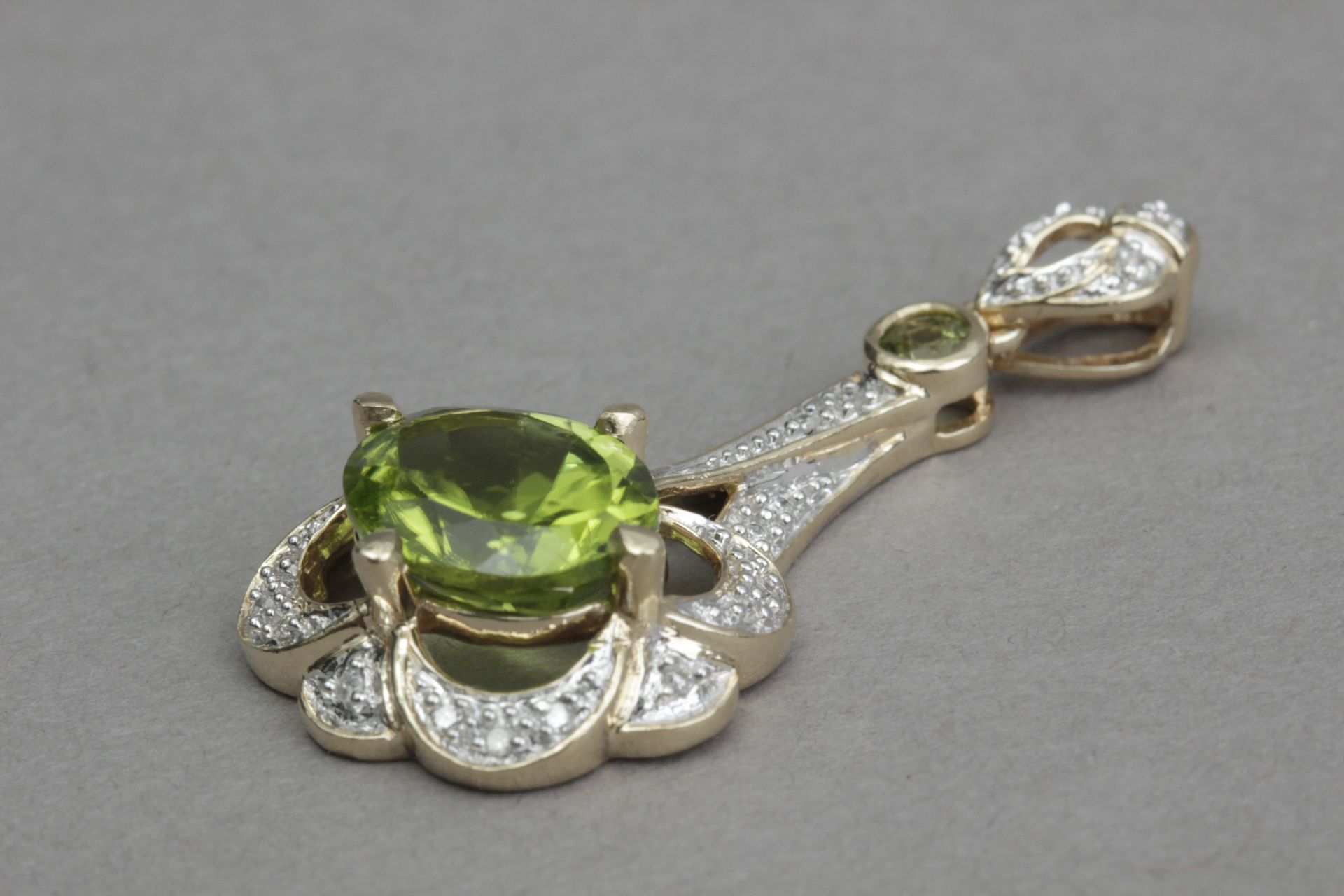 A diamond and diopside pendant in an 18k. yellow gold setting - Bild 2 aus 3