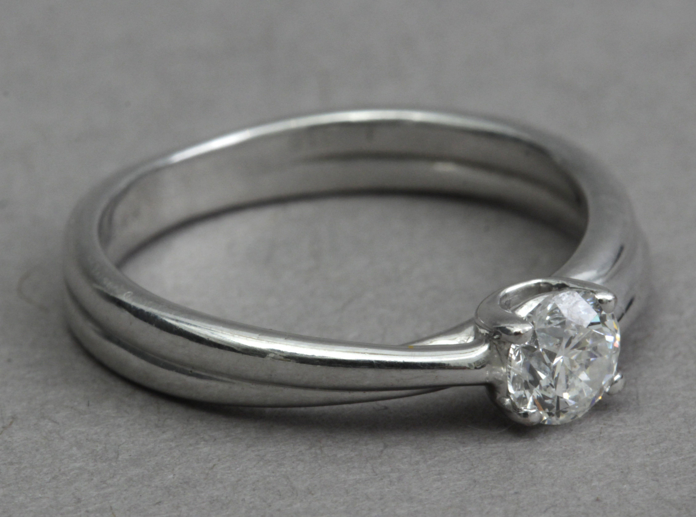 A 0,40 ct. brilliant cut diamond solitaire ring - Image 2 of 3