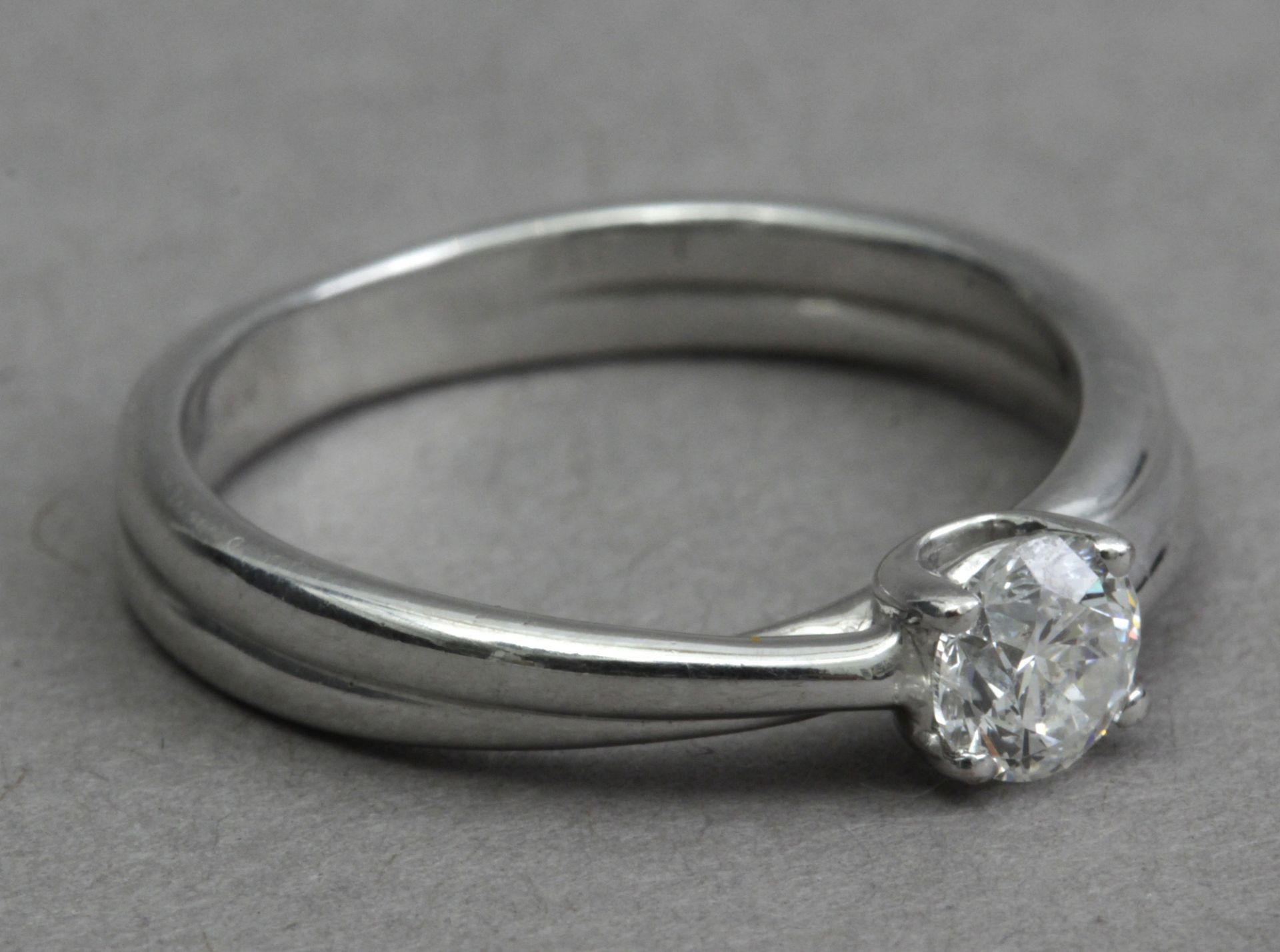 A 0,40 ct. brilliant cut diamond solitaire ring - Bild 2 aus 3