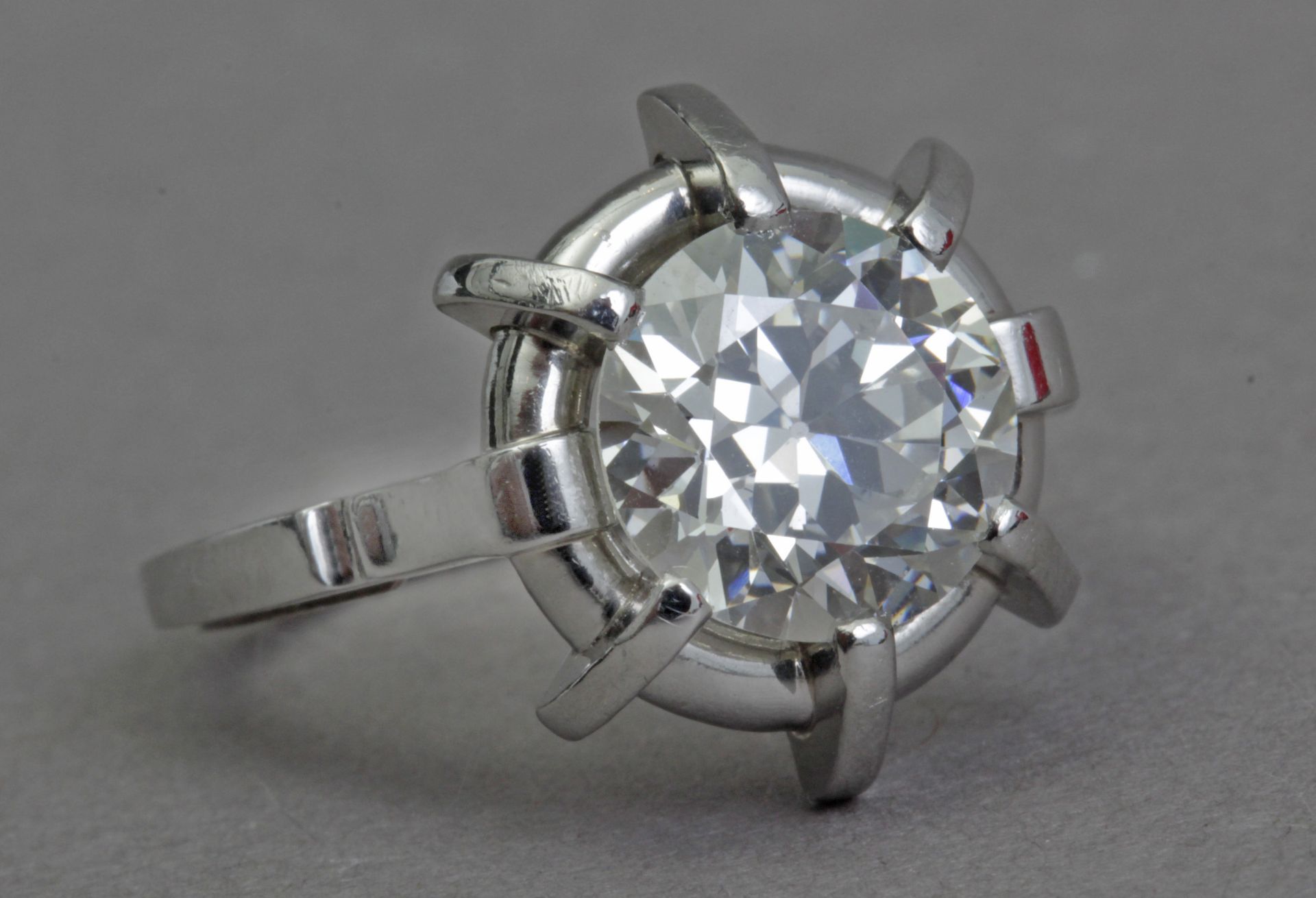 A first haf of 20th century 3,5 ct. approx. old brilliant cut diamond solitaire ring