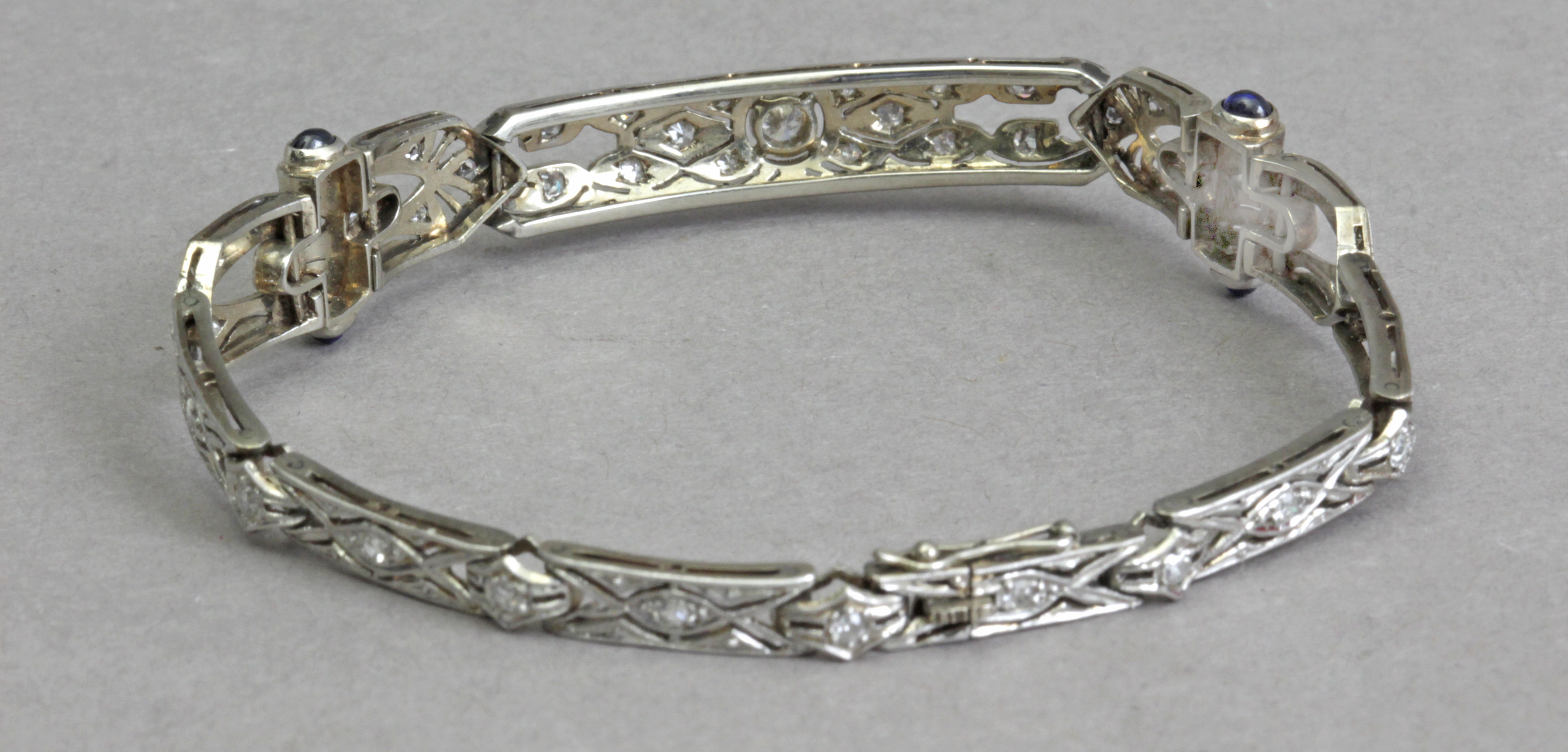 An Art-Déco bracelet circa 1920. Diamonds, sapphires, gold and platinum - Image 4 of 4