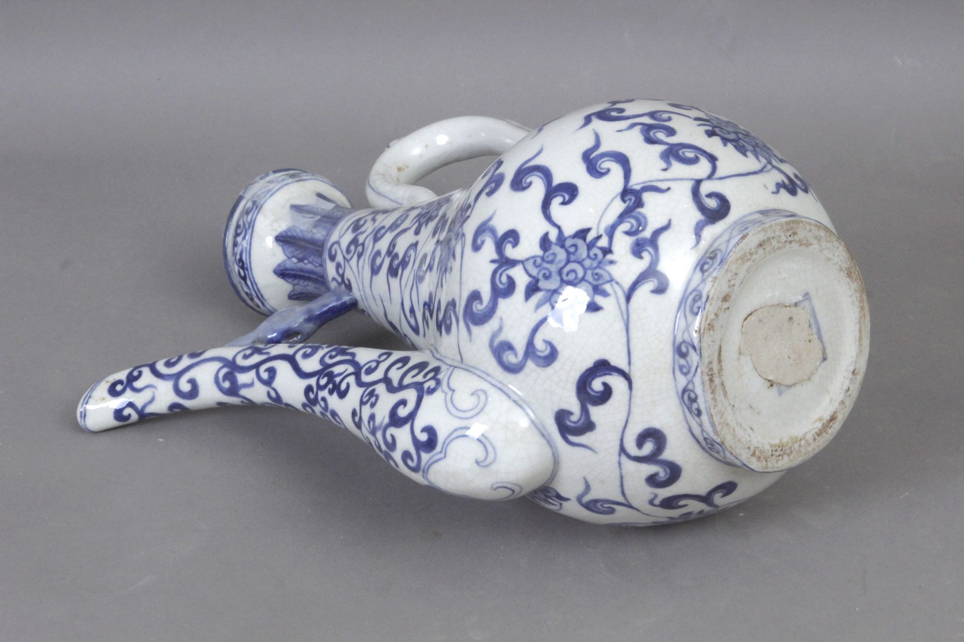 A 20th century Chinese vase in blue and white porcelain - Image 3 of 3