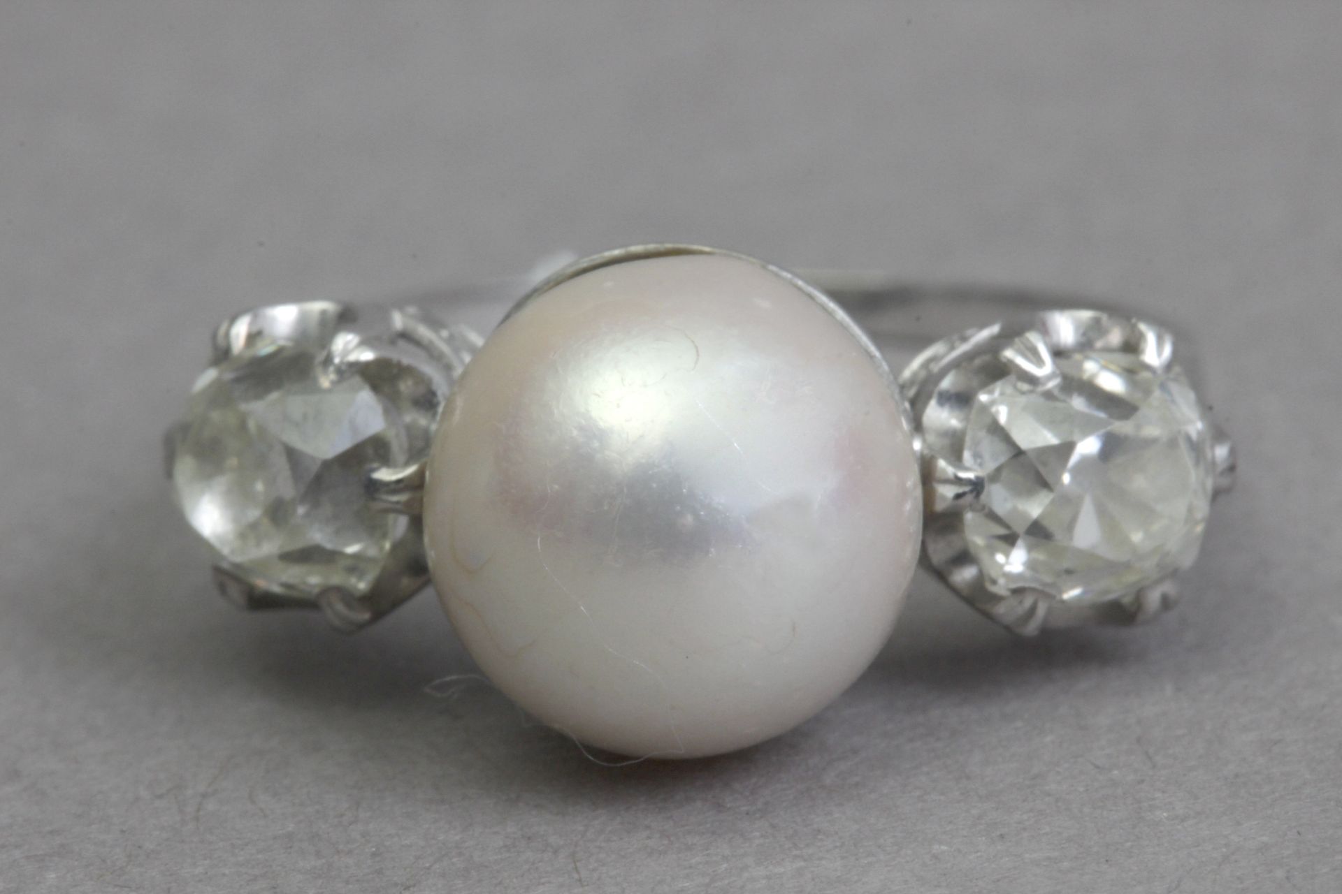 A first third of 20th century three stone diamonds and pearl ring - Bild 6 aus 6