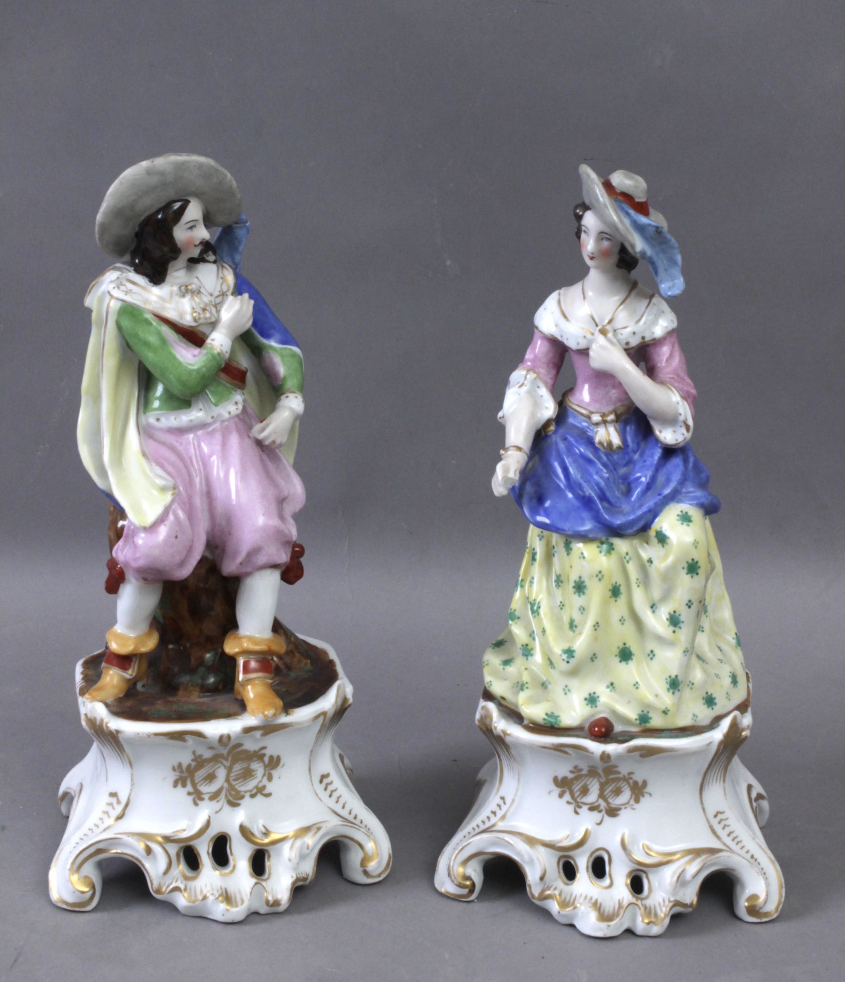 A pair of 19th century Isabelino porcelain figures - Image 3 of 3
