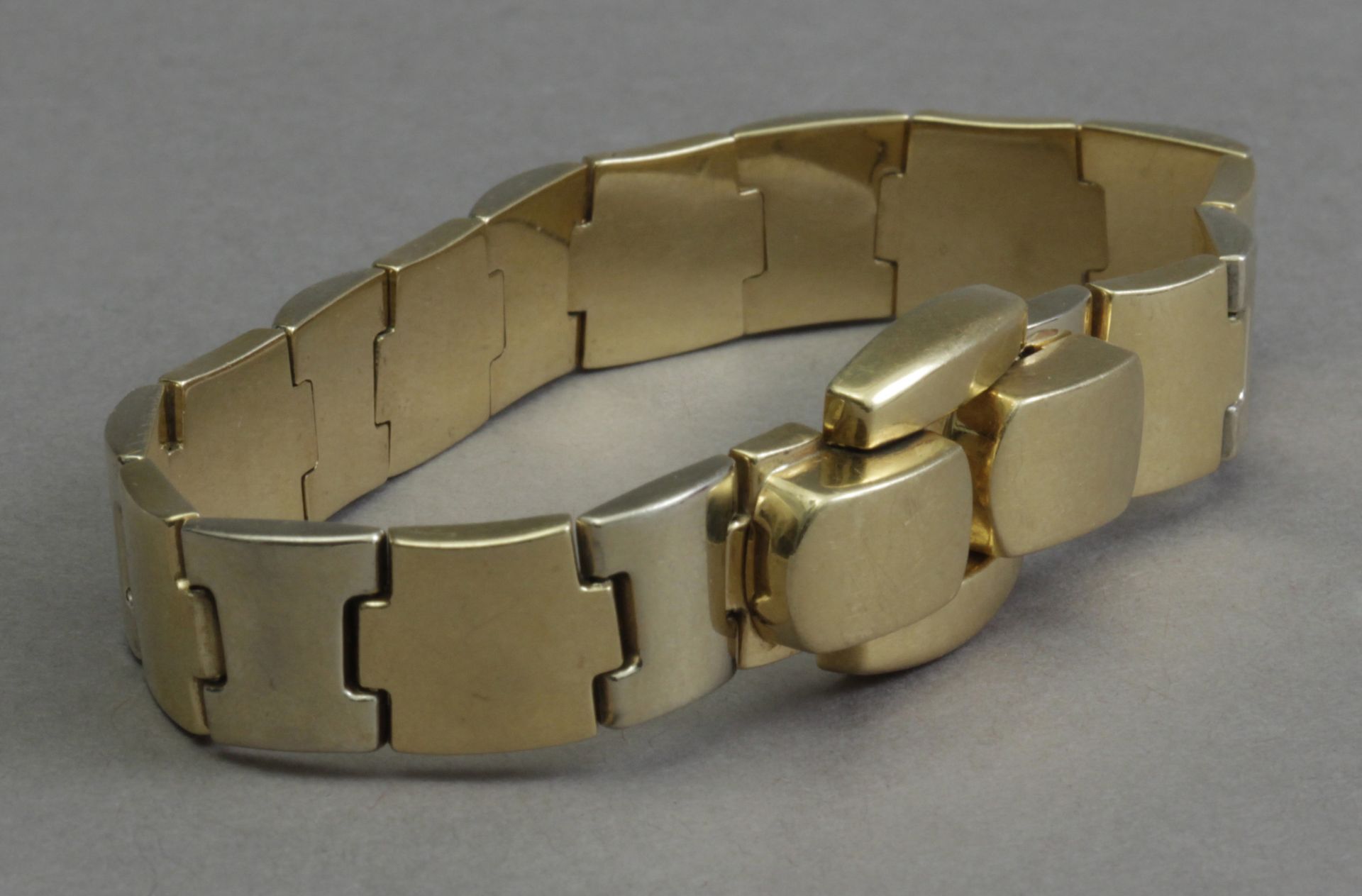 An 18th century yellow gold bracelet - Image 2 of 4